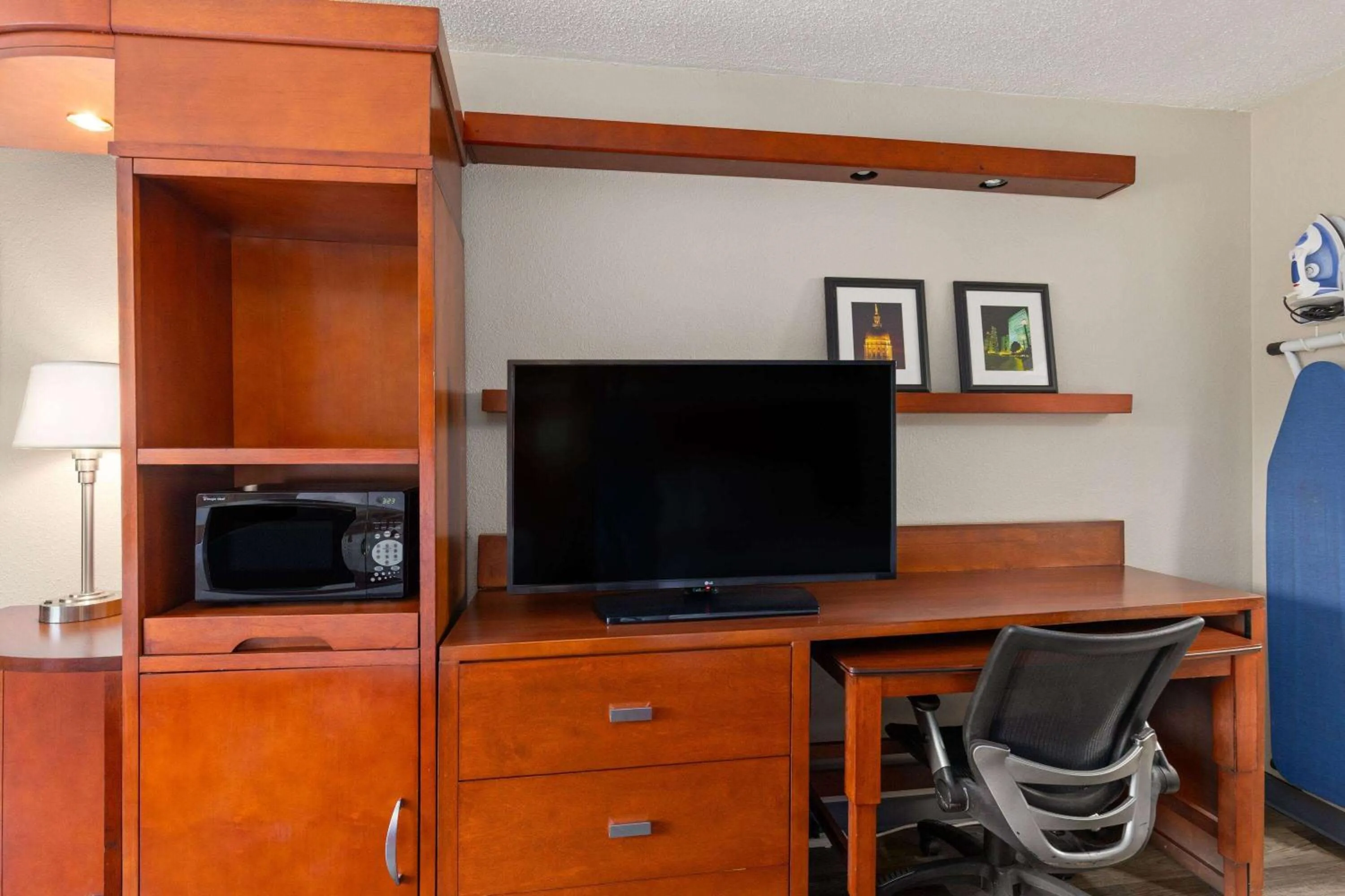 Photo of the whole room in Days Inn by Wyndham Knoxville East