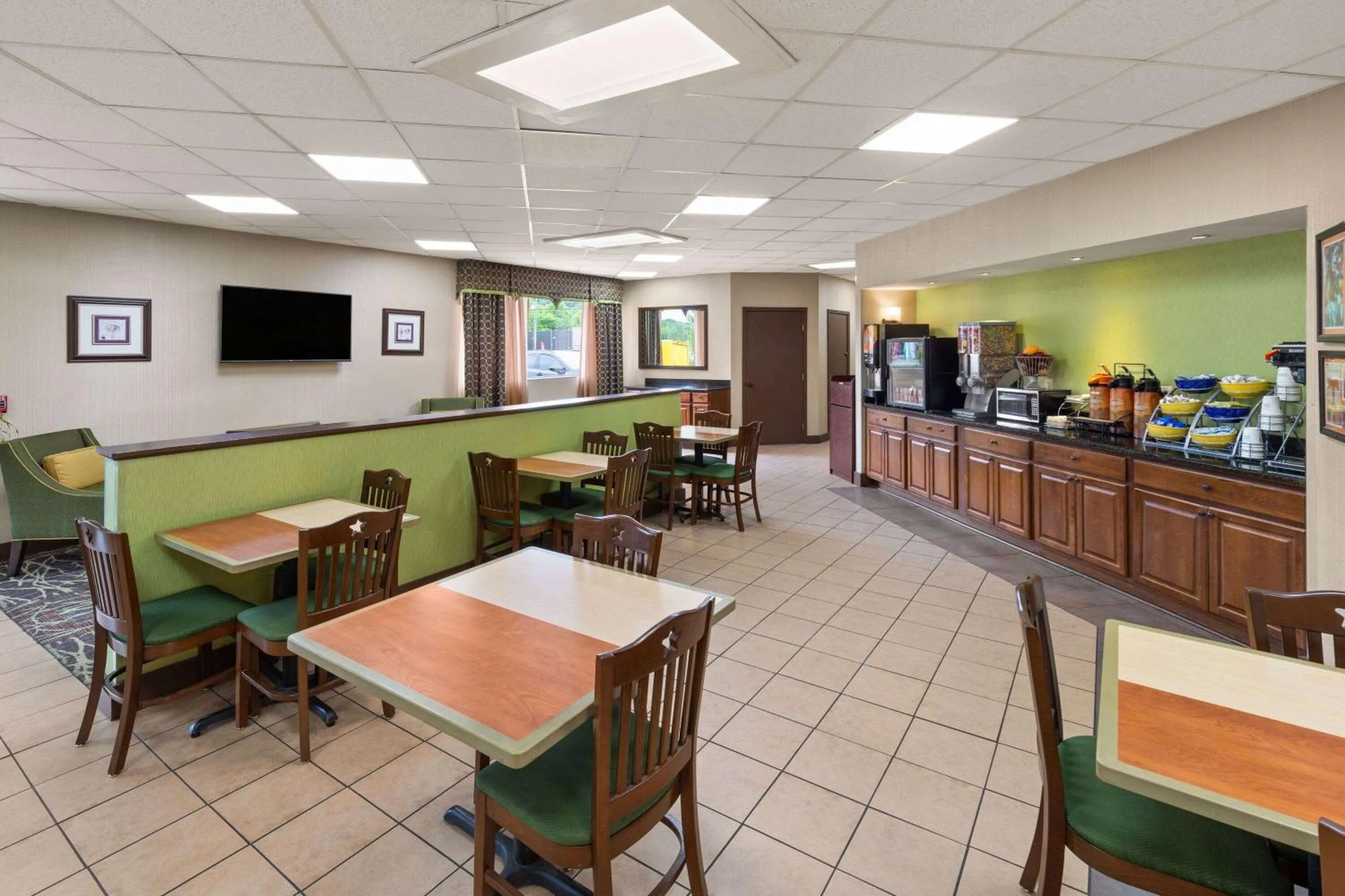 Breakfast in Days Inn by Wyndham Knoxville East