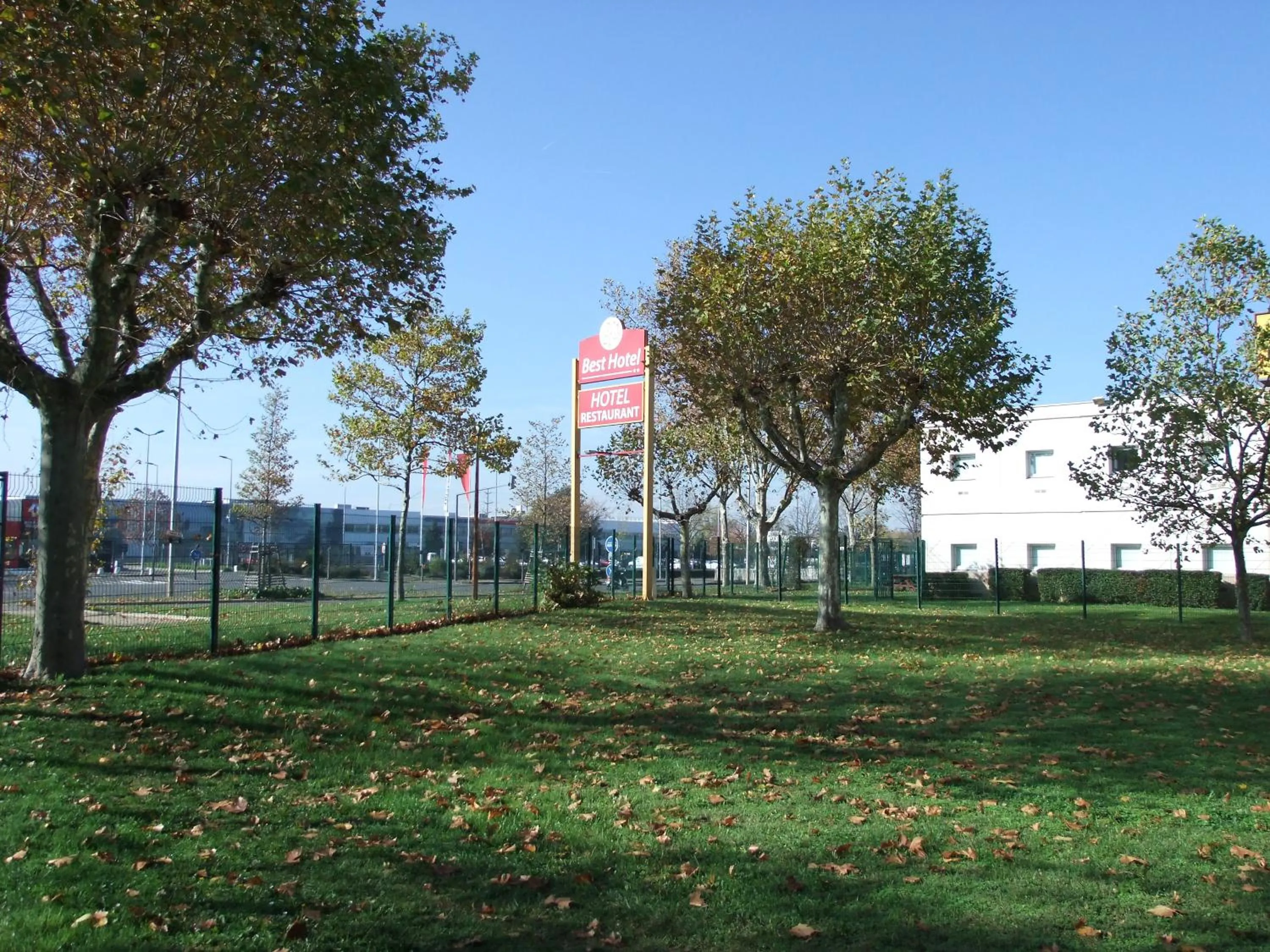 Garden in Best Hotel Lyon - Saint Priest