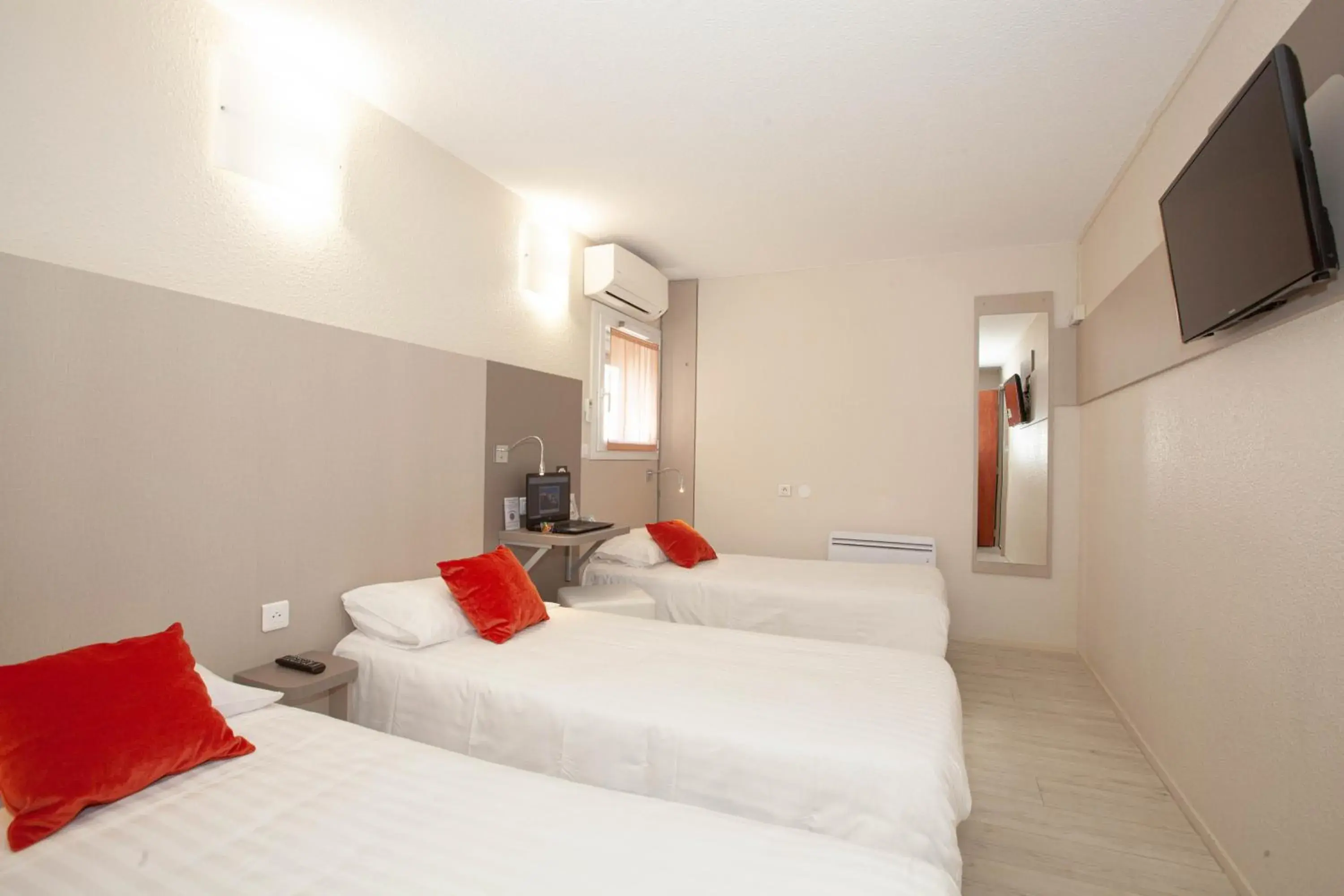 Basic Triple Room in Best Hotel Lyon - Saint Priest Basic Triple Room in Best Hotel Lyon - Saint Priest