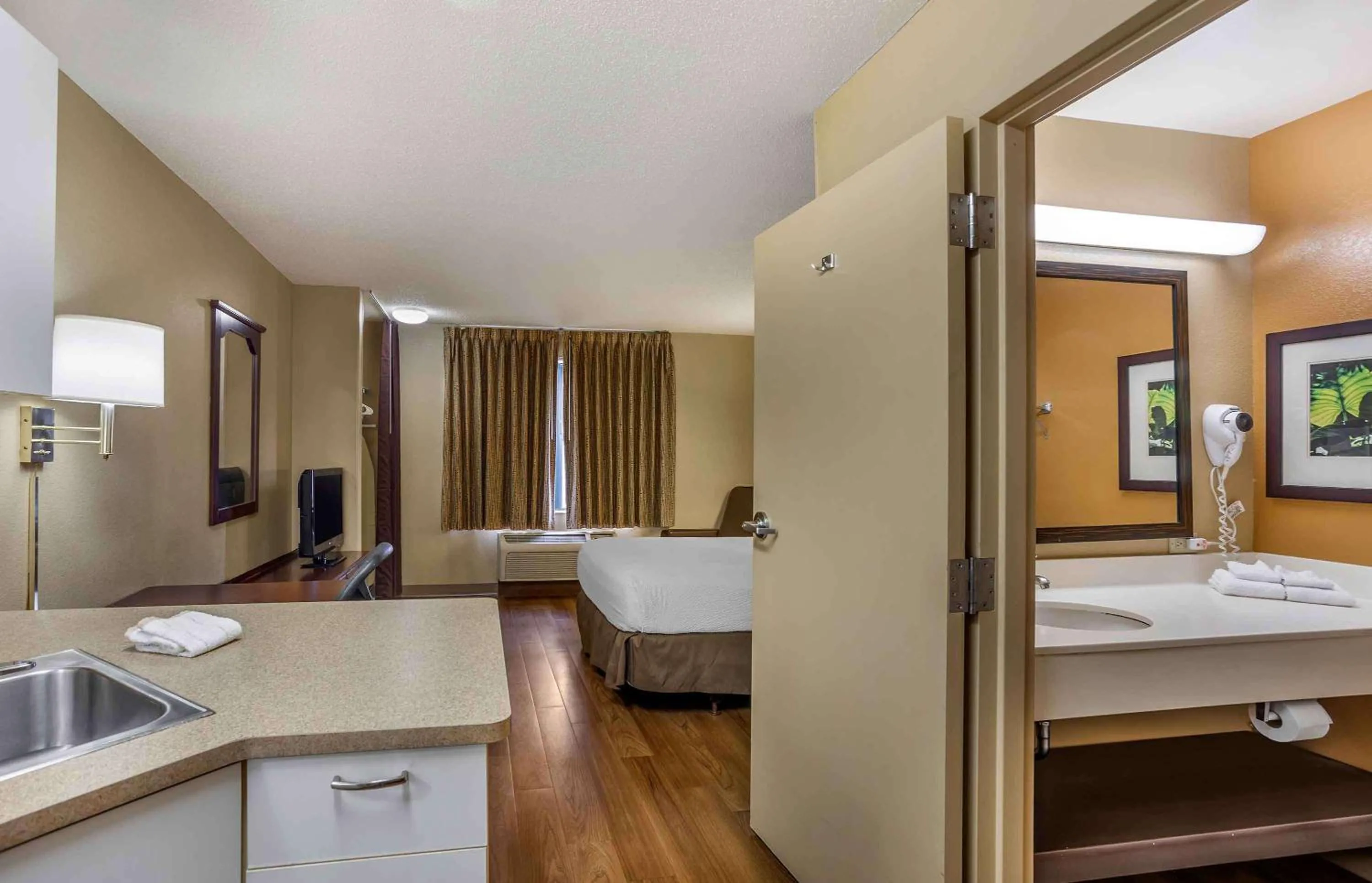 Bedroom, Bed in Extended Stay America Suites - Philadelphia - Horsham - Welsh Rd