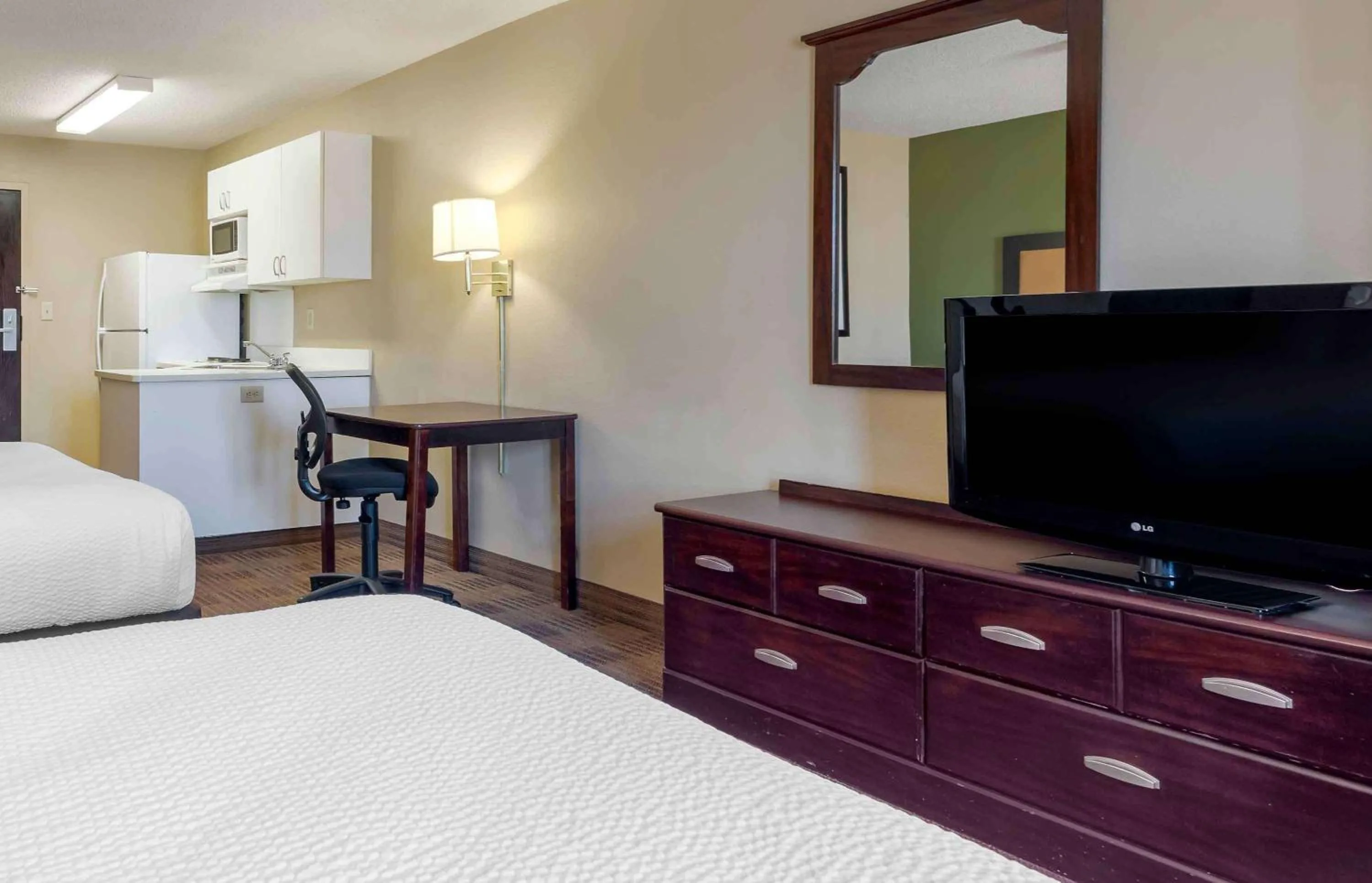 Bedroom, Bed in Extended Stay America Suites - Dallas - Greenville Avenue