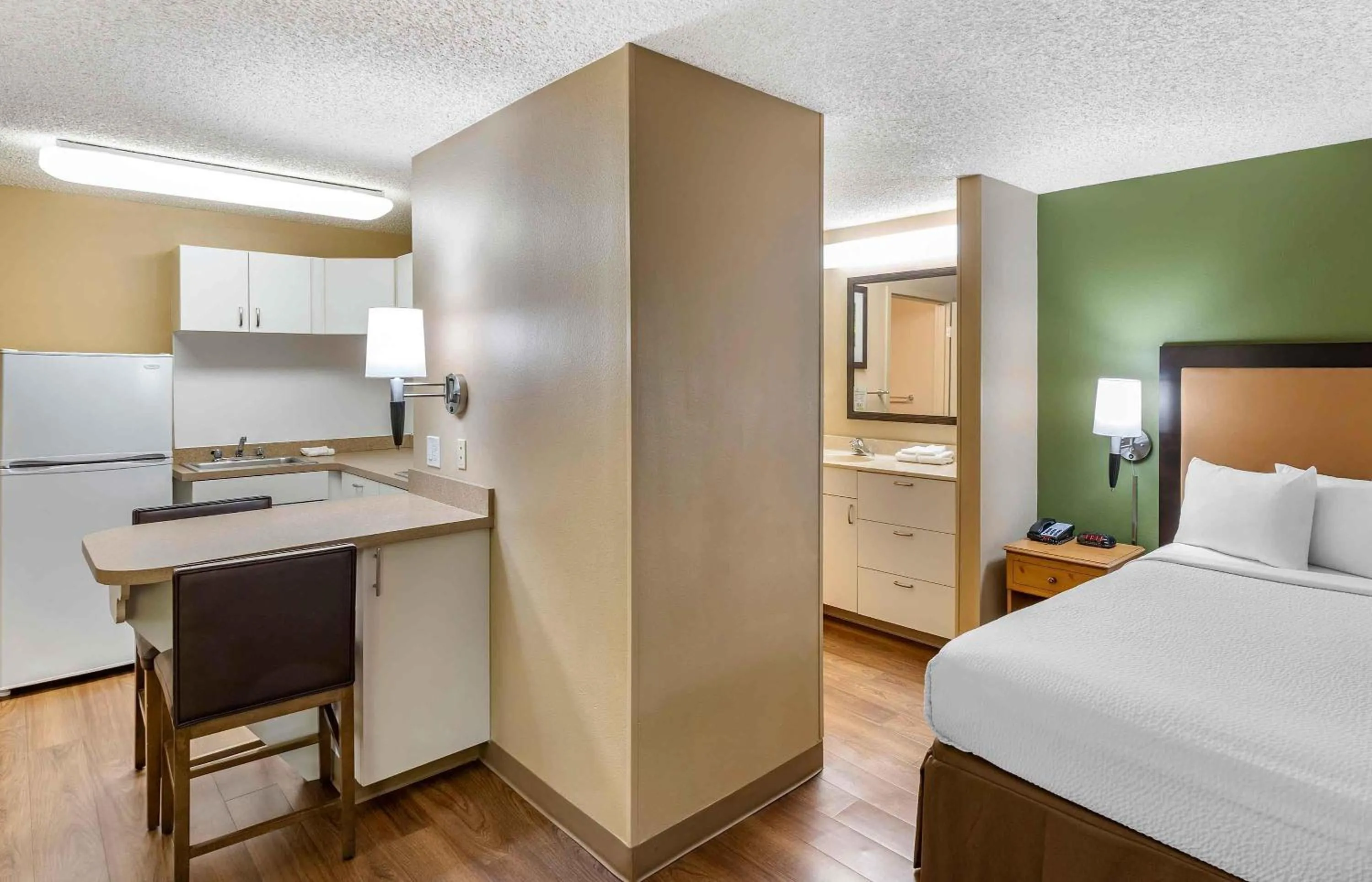 Kitchen or kitchenette, Bed in Extended Stay America Suites - San Francisco - San Carlos
