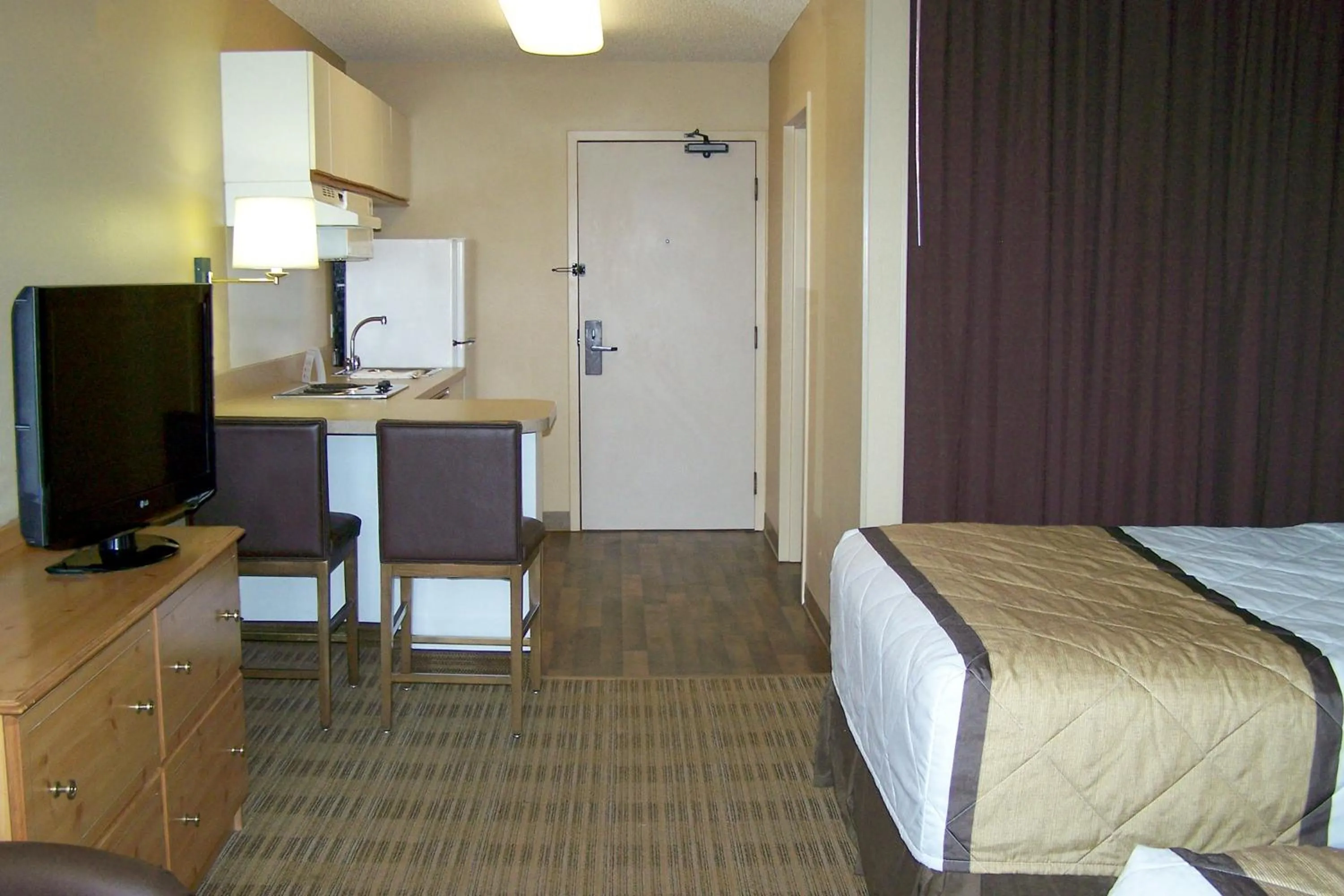 TV and multimedia, Bed in Extended Stay America Suites - San Francisco - San Carlos