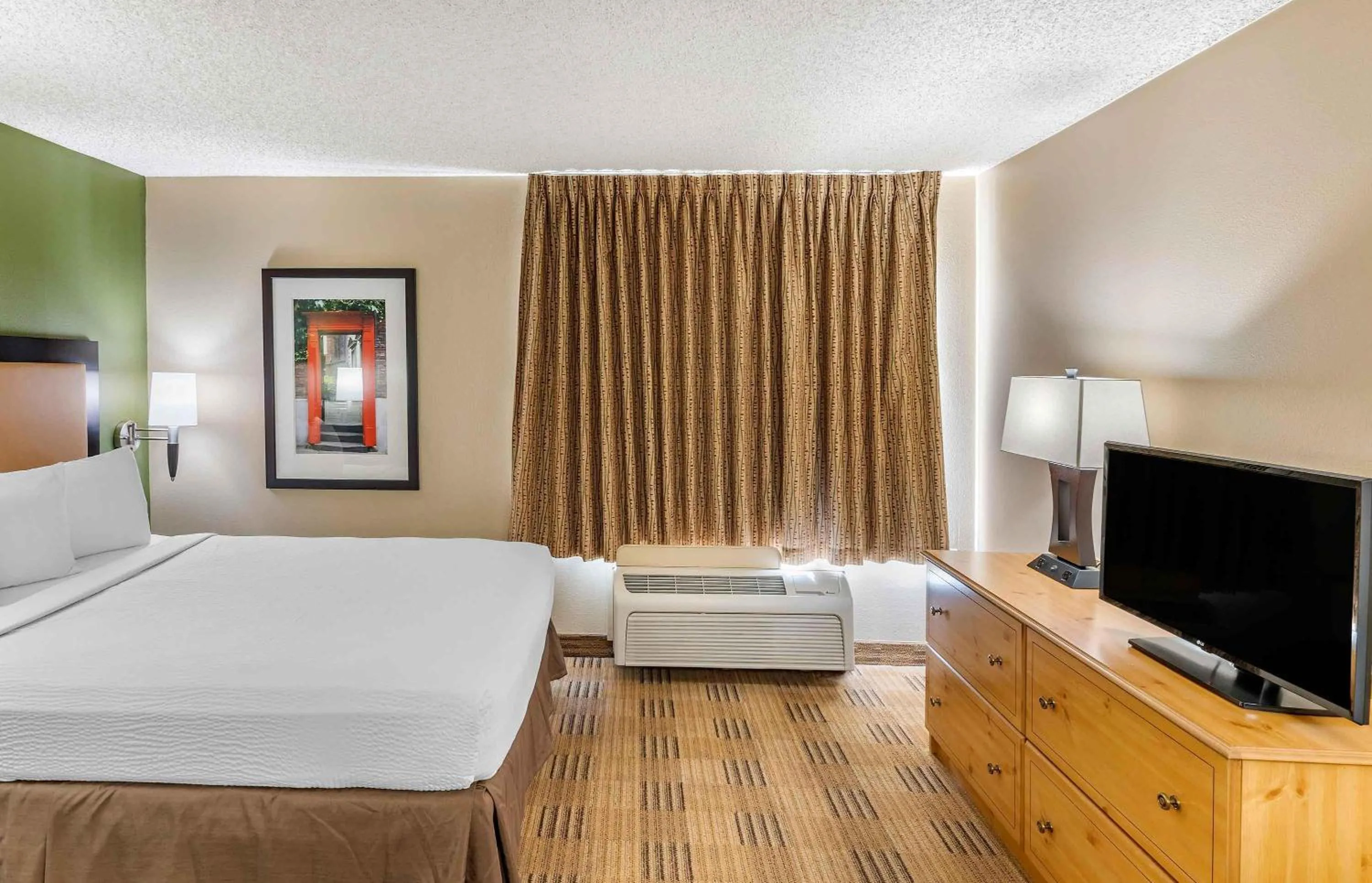 Bedroom, Bed in Extended Stay America Suites - San Francisco - San Carlos
