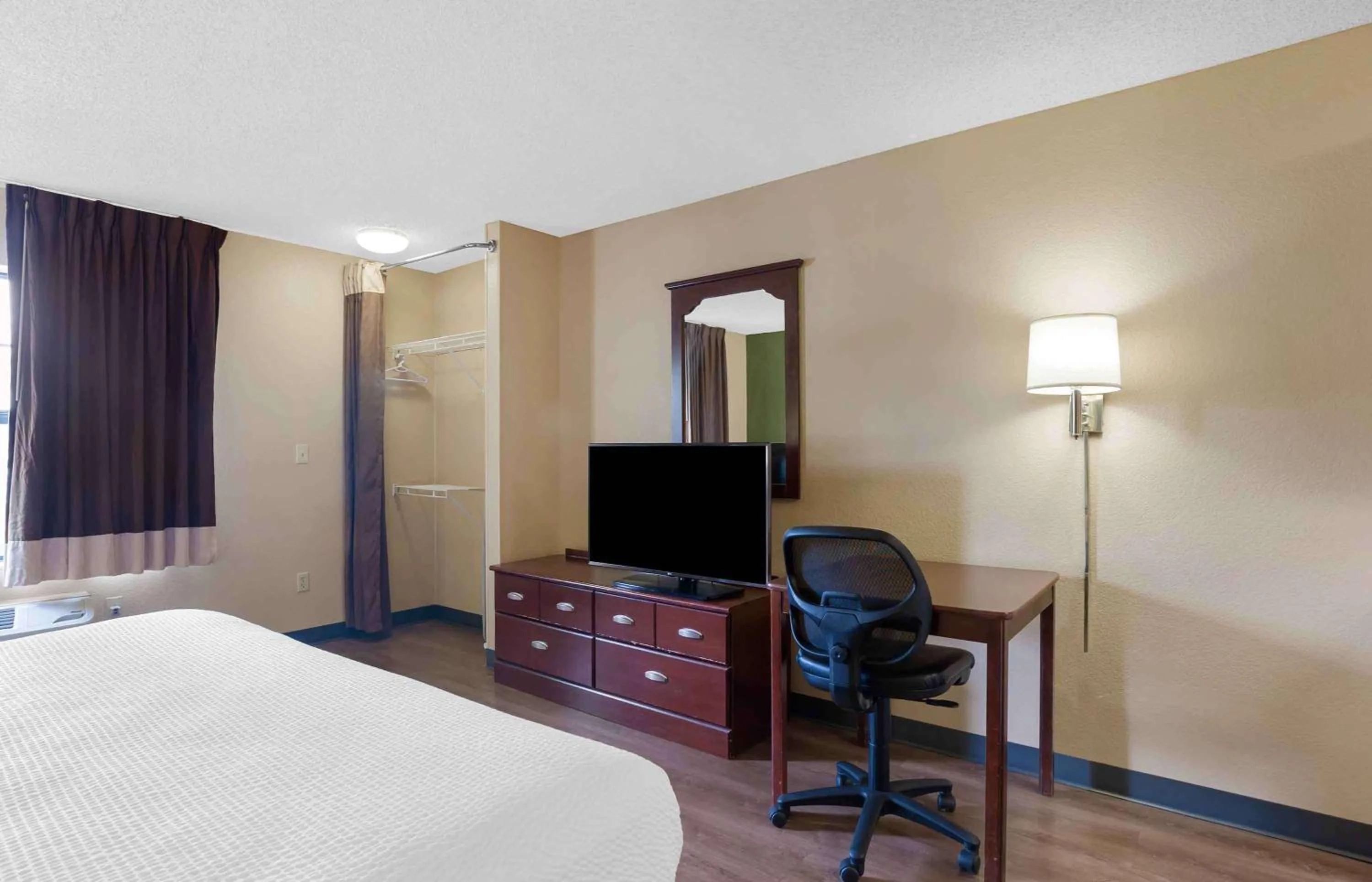 Bedroom, Bed in Extended Stay America Suites - Portland - Vancouver