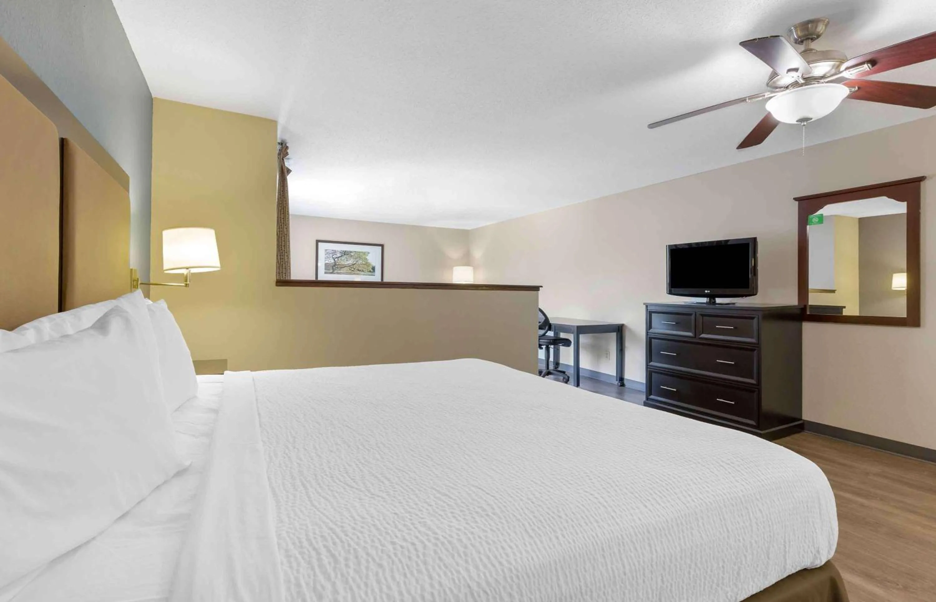 Bedroom, Bed in Extended Stay America Select Suites - Detroit - Sterling Heights