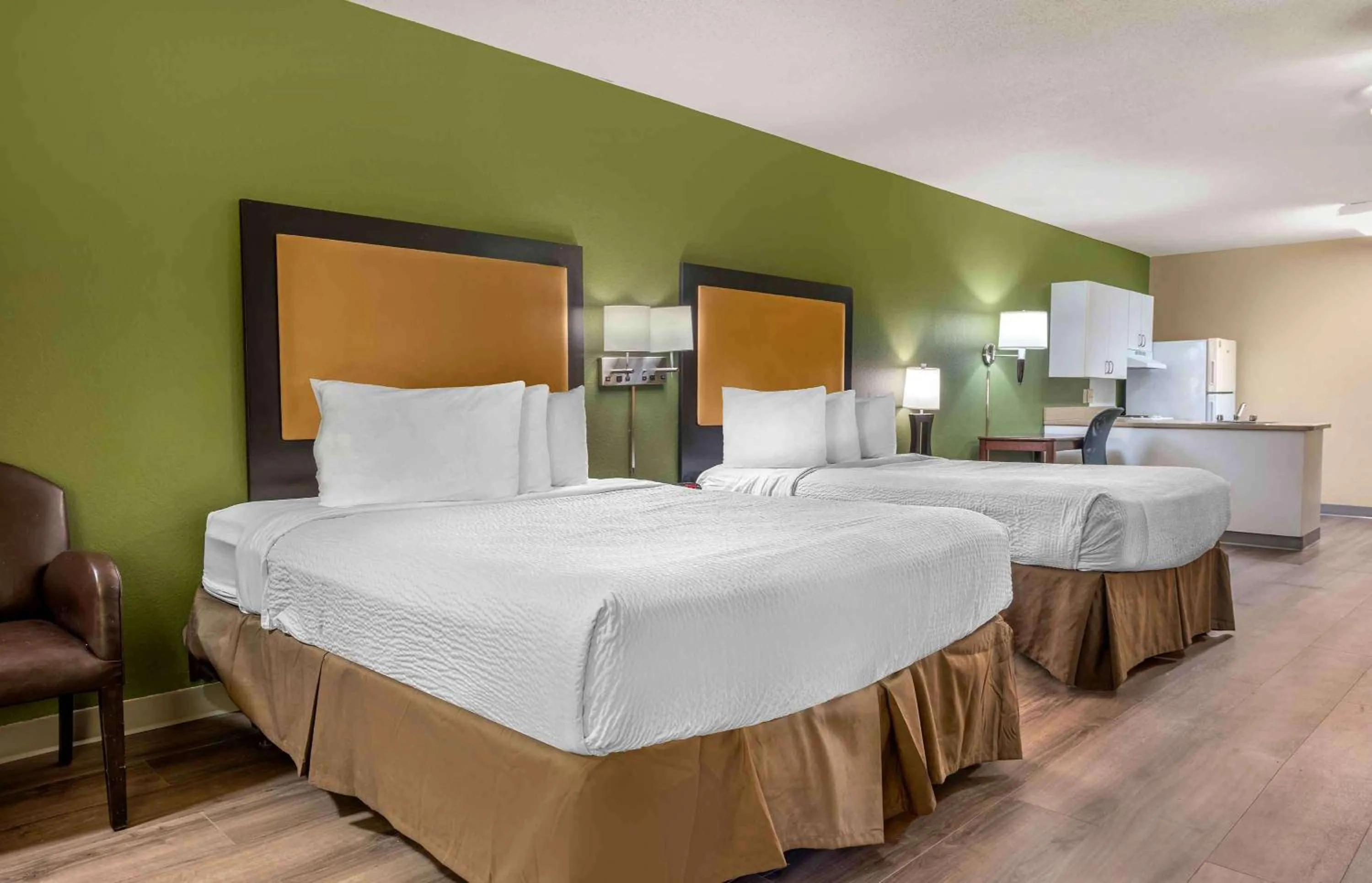 Bedroom, Bed in Extended Stay America Select Suites - Detroit - Sterling Heights