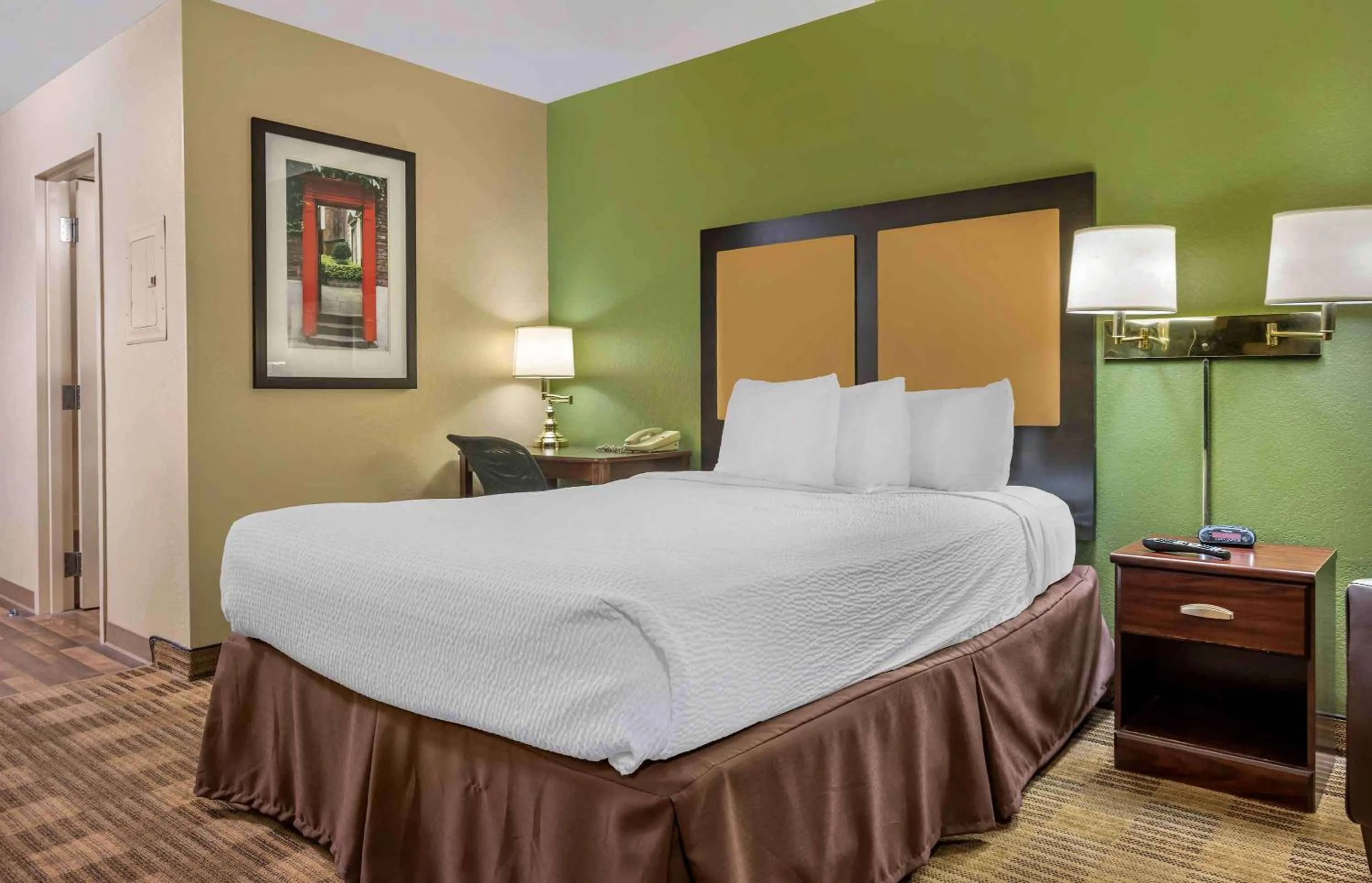 Bedroom, Bed in Extended Stay America Select Suites - Detroit - Sterling Heights
