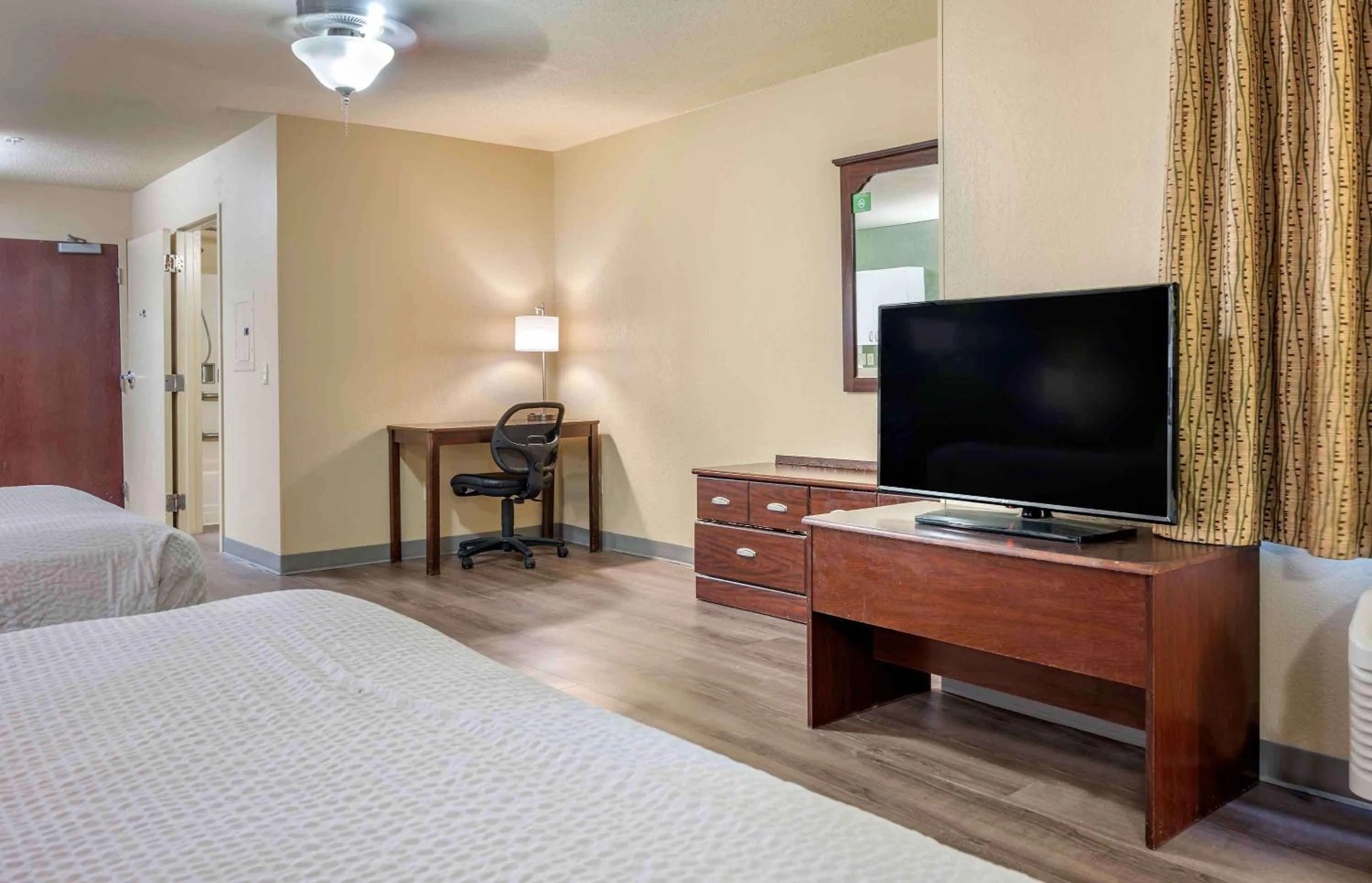 Bedroom, Bed in Extended Stay America Select Suites - Detroit - Sterling Heights
