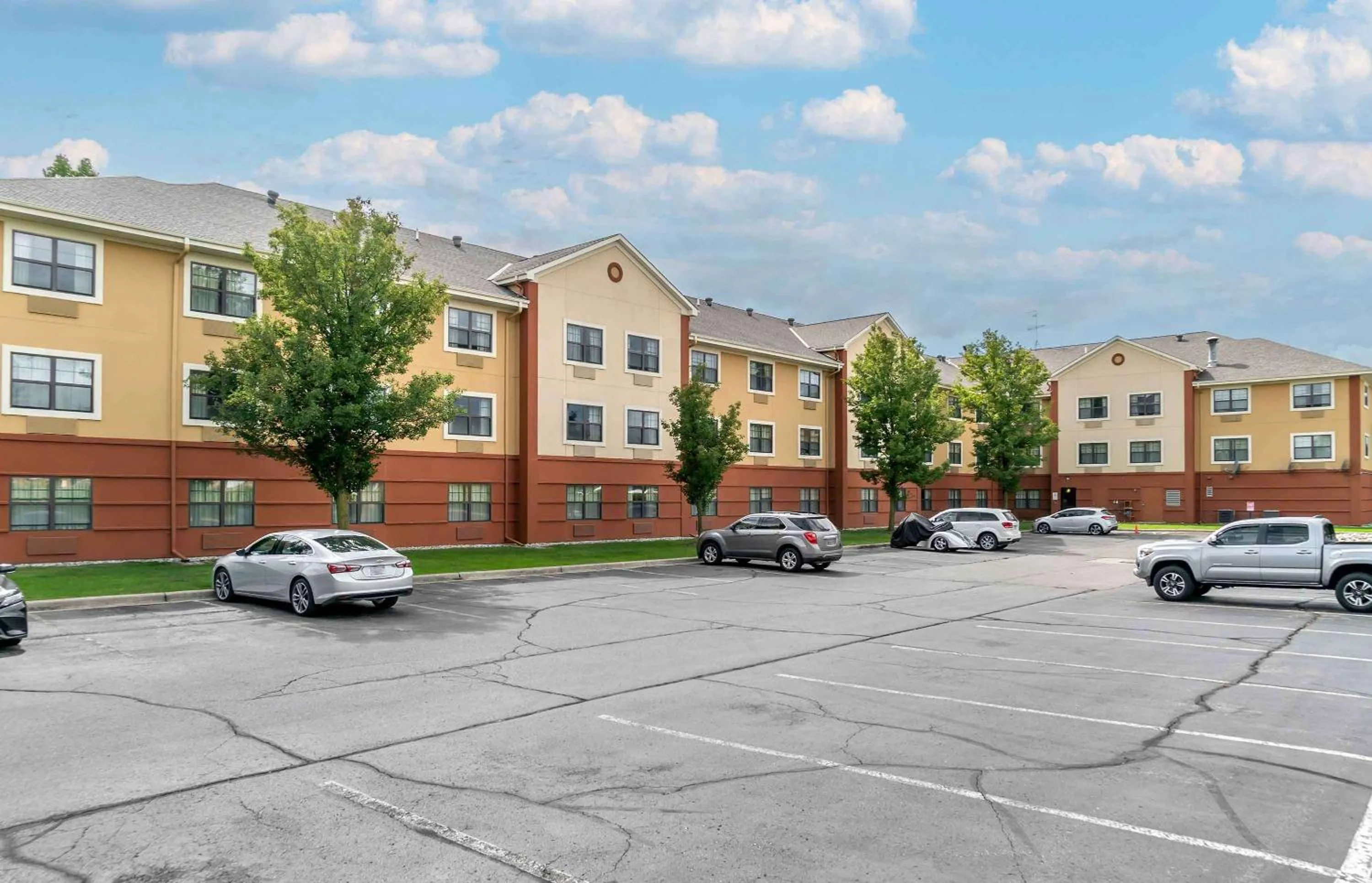 Property building in Extended Stay America Select Suites - Detroit - Sterling Heights