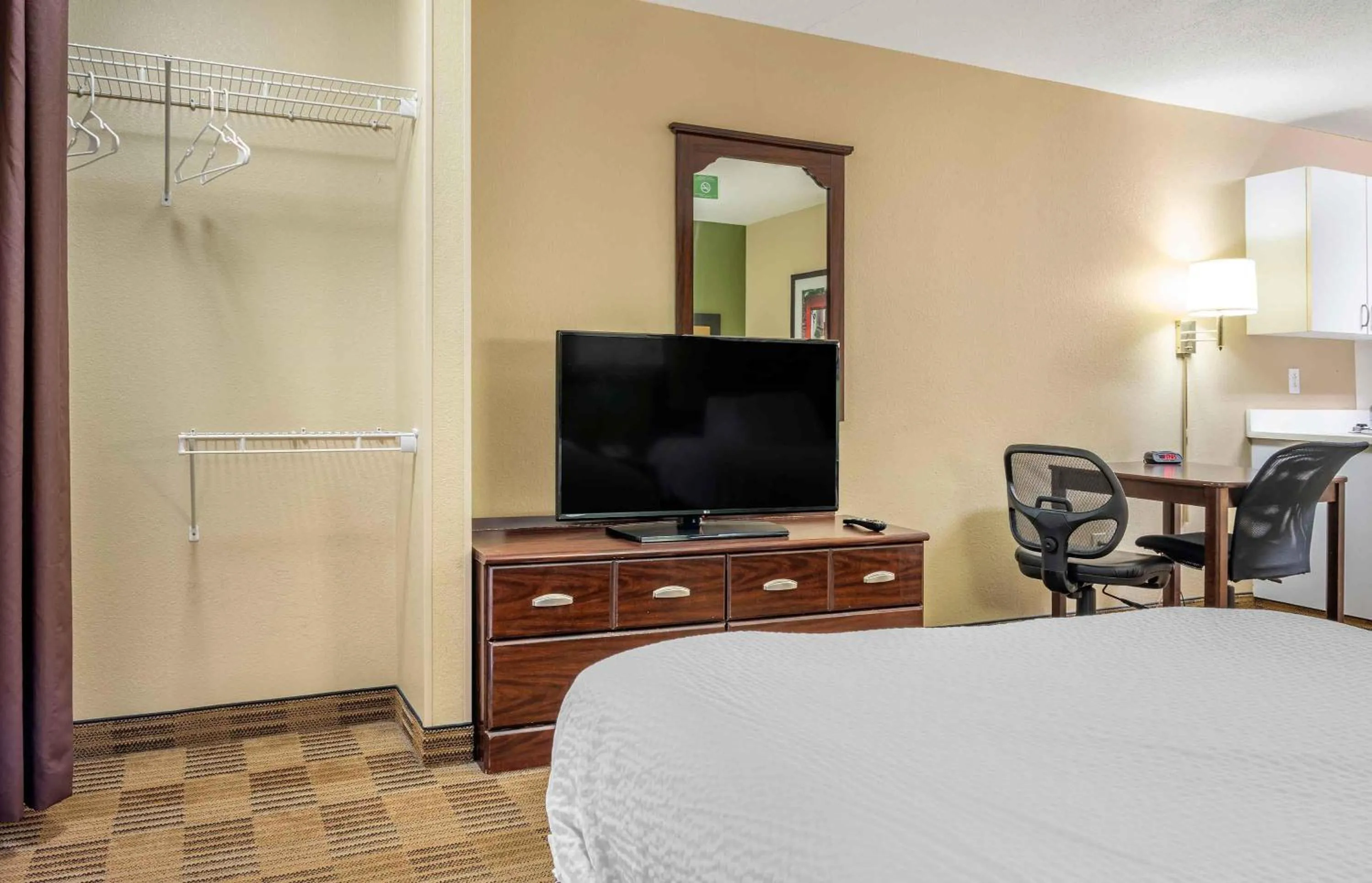 Bedroom, Bed in Extended Stay America Suites - Pittsburgh - Carnegie