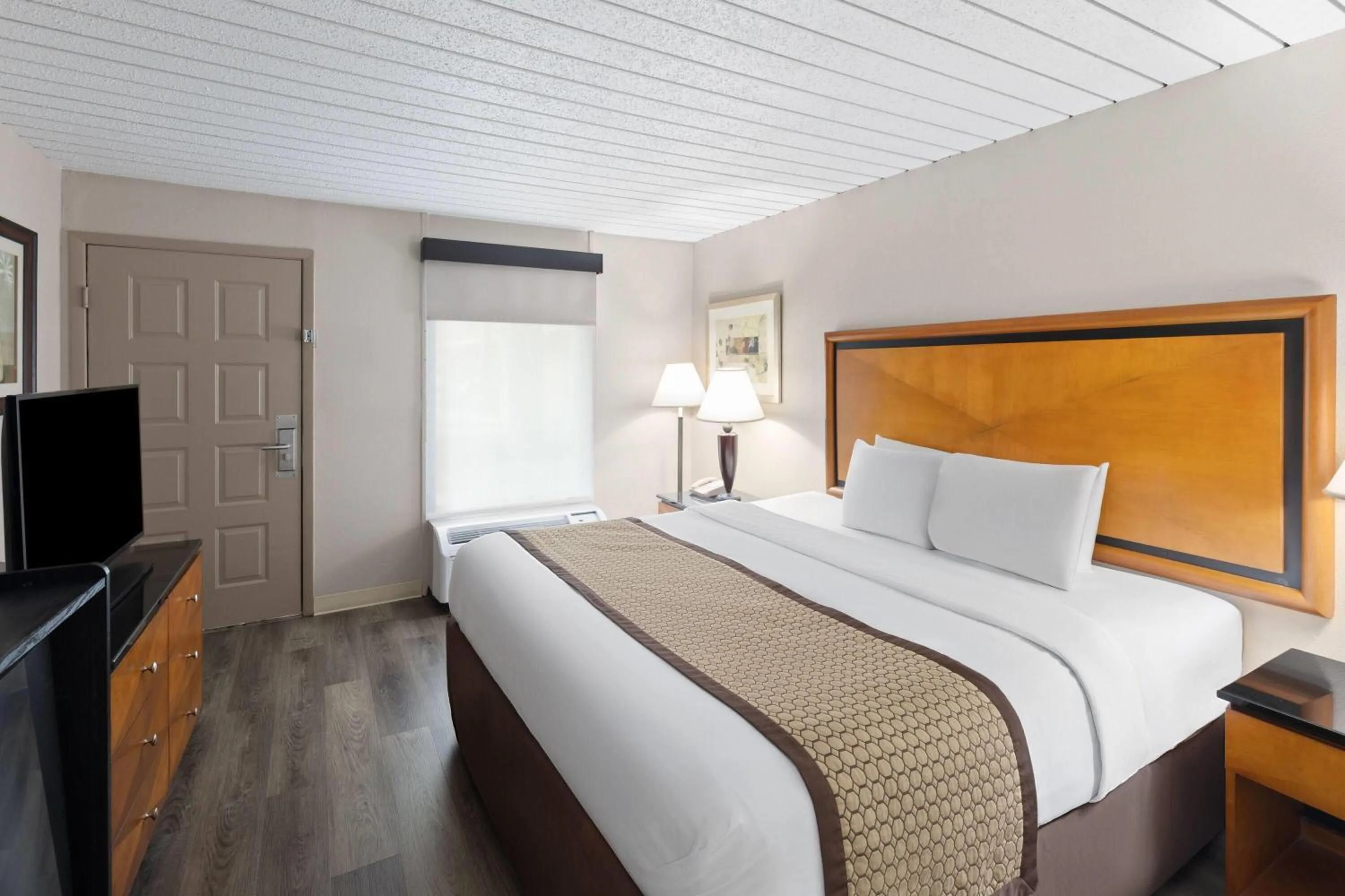 Photo of the whole room, Bed in Baymont by Wyndham Knoxville I-75