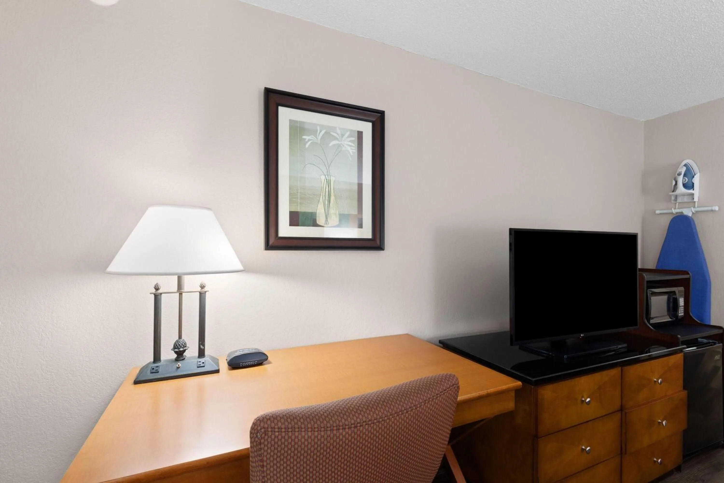 Photo of the whole room in Baymont by Wyndham Knoxville I-75