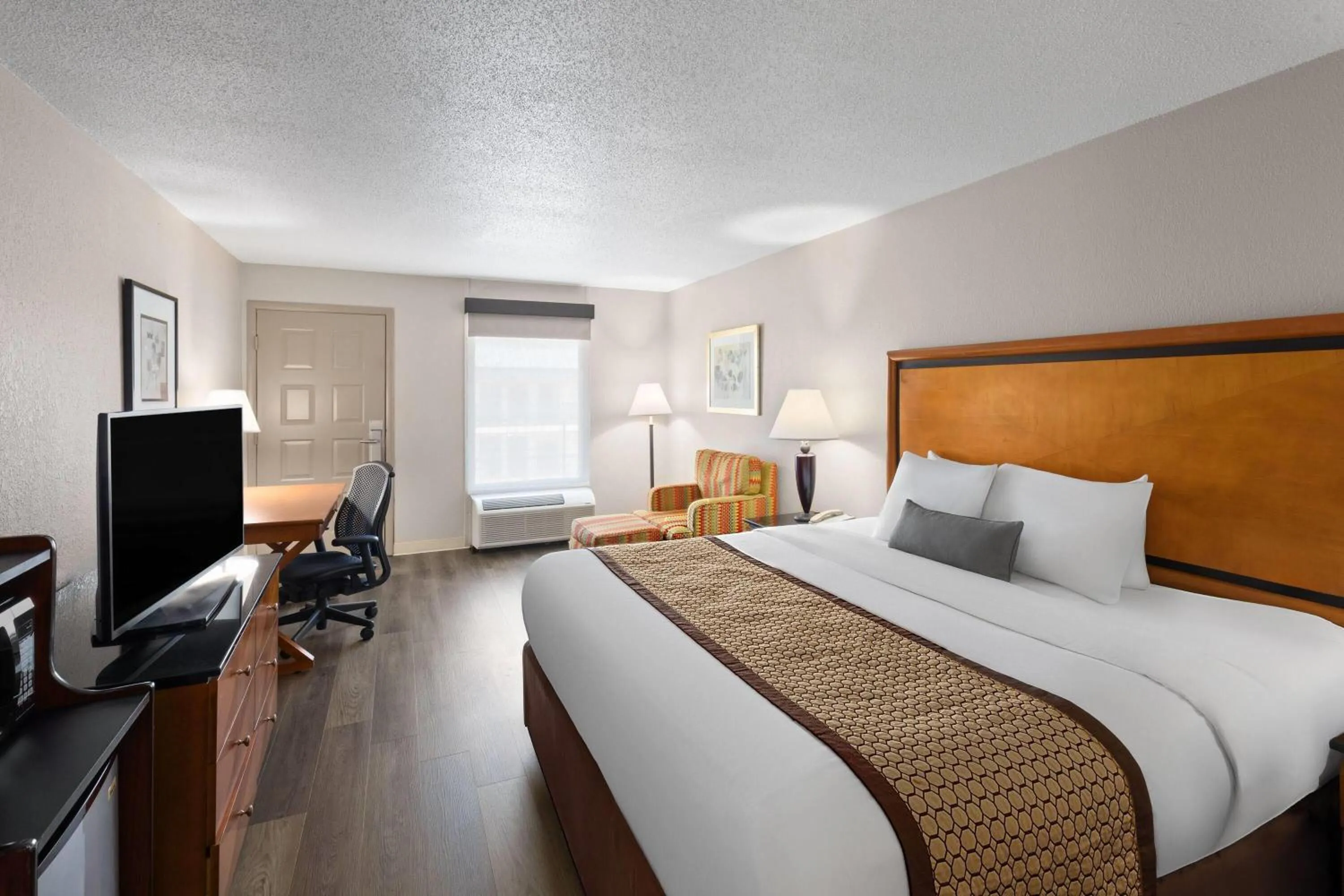 Bath, Bed in Baymont by Wyndham Knoxville I-75