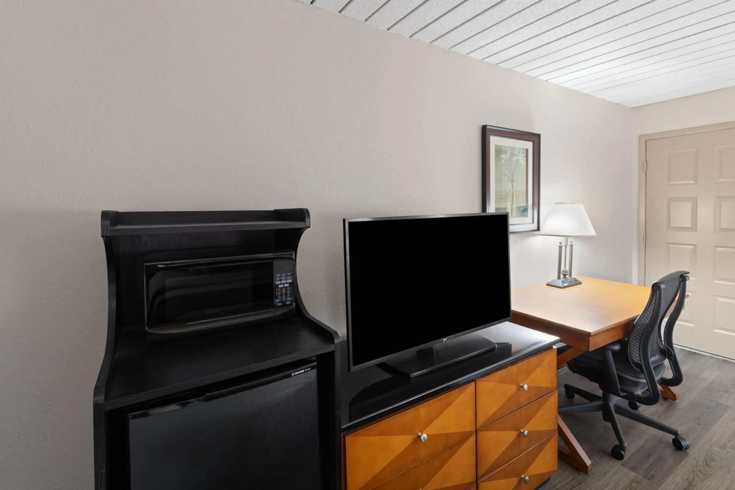 Photo of the whole room in Baymont by Wyndham Knoxville I-75