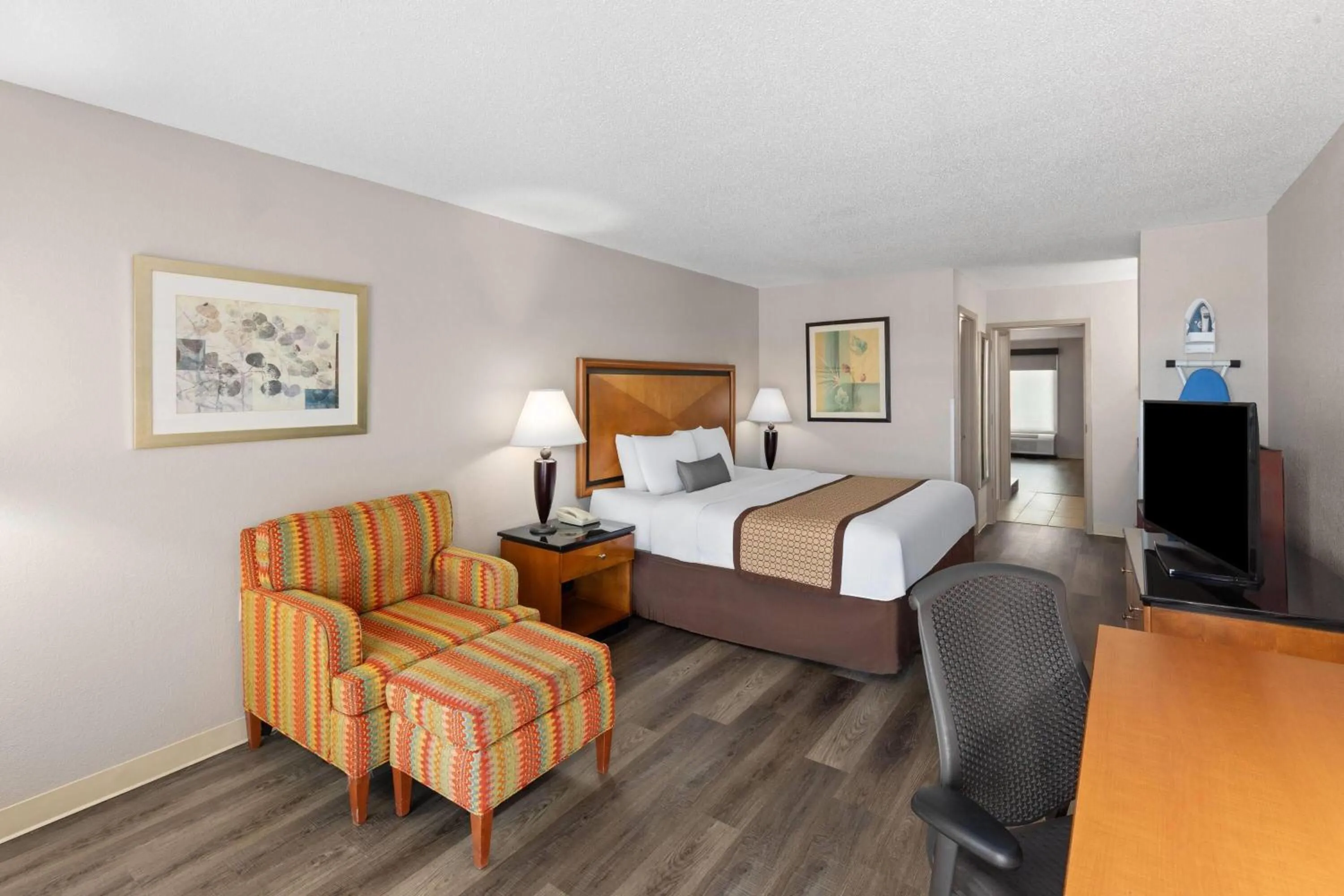 Bath, Bed in Baymont by Wyndham Knoxville I-75