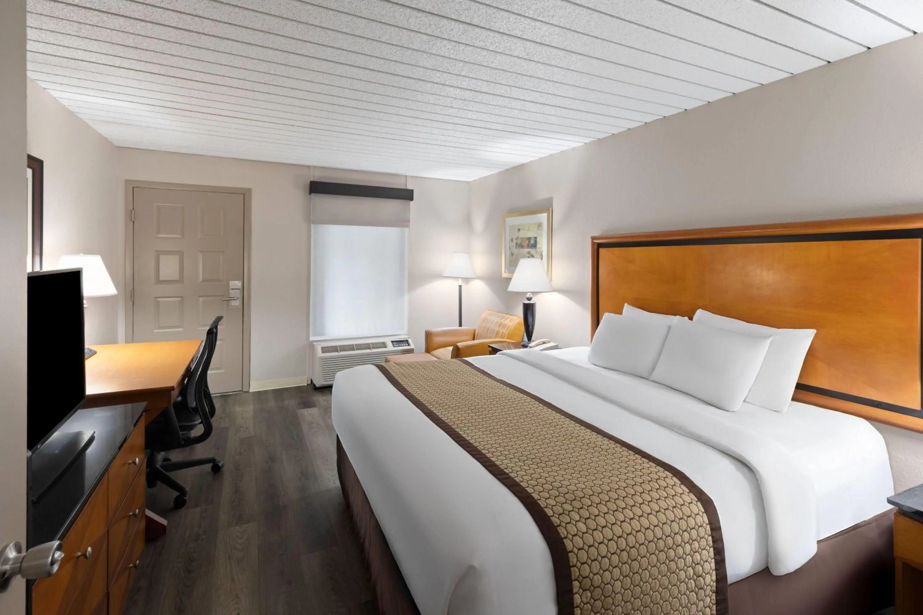 Photo of the whole room, Bed in Baymont by Wyndham Knoxville I-75