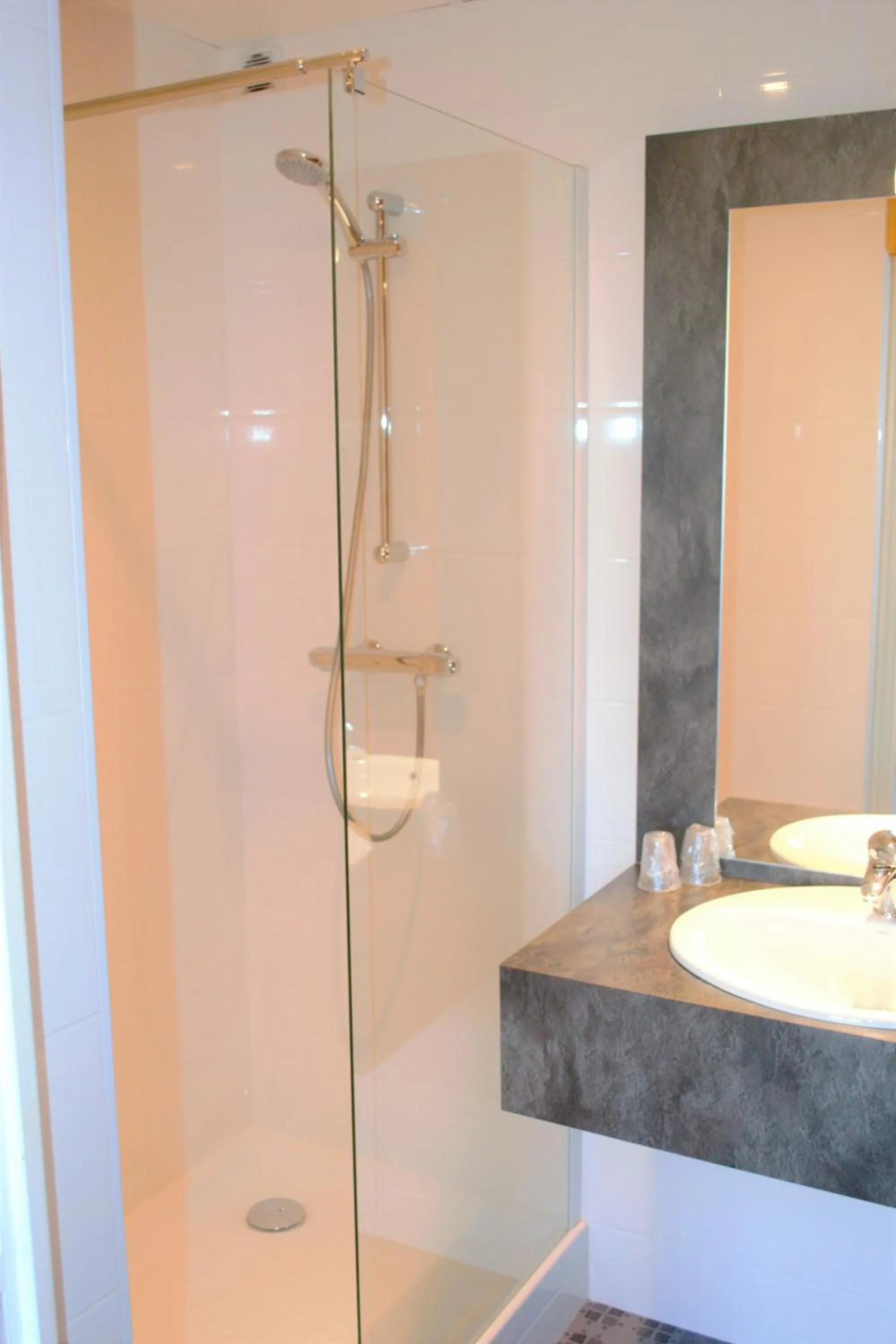 Shower in The Originals Boutique, Hôtel Les Quatre Salines, Le Mont Saint-Michel Sud