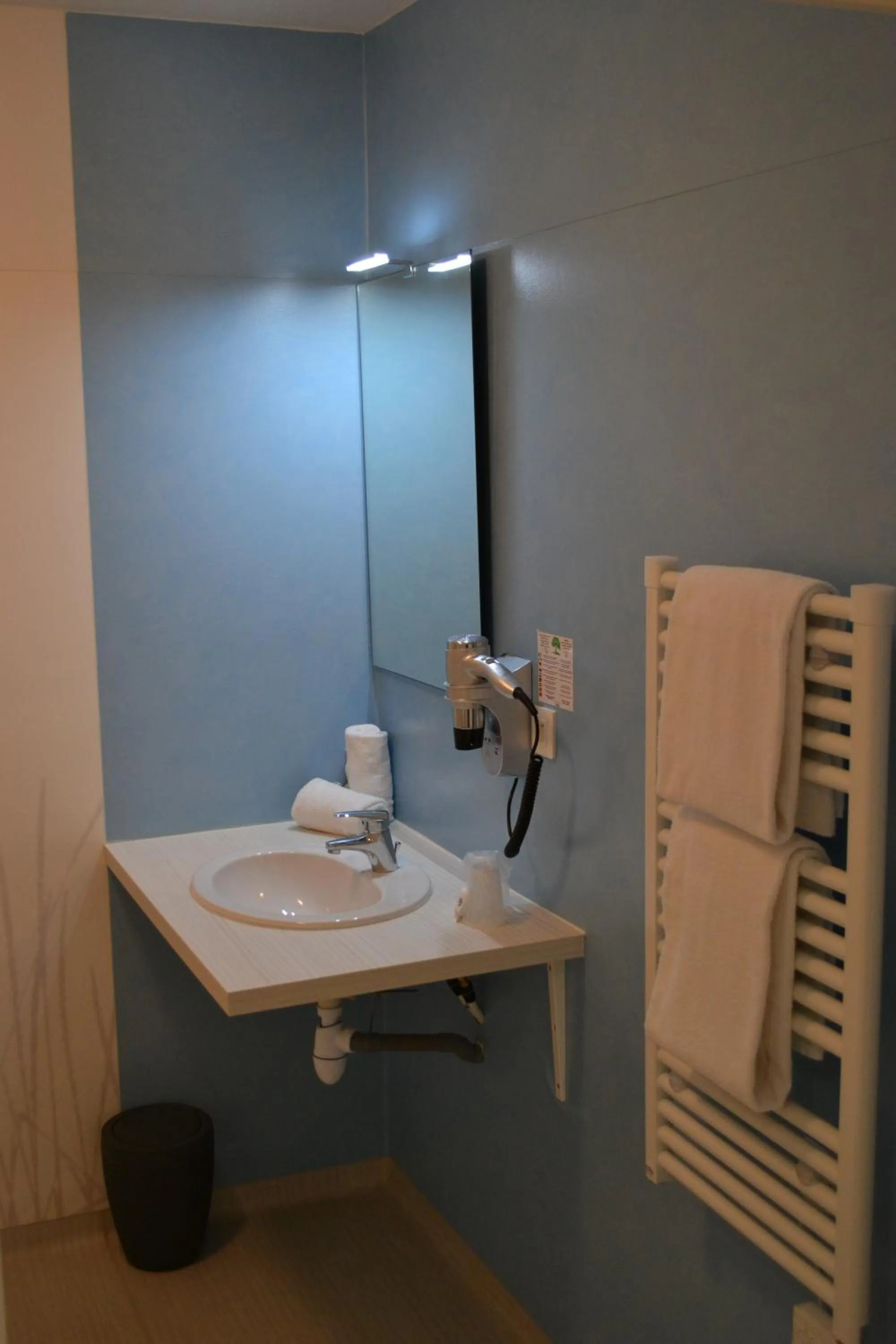 Bathroom in The Originals Boutique, Hôtel Les Quatre Salines, Le Mont Saint-Michel Sud