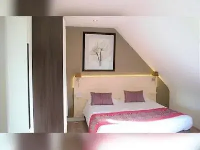 Attic Classic Double Room in The Originals Boutique, Hôtel Les Quatre Salines, Le Mont Saint-Michel Sud Attic Classic Double Room in The Originals Boutique, Hôtel Les Quatre Salines, Le Mont Saint-Michel Sud