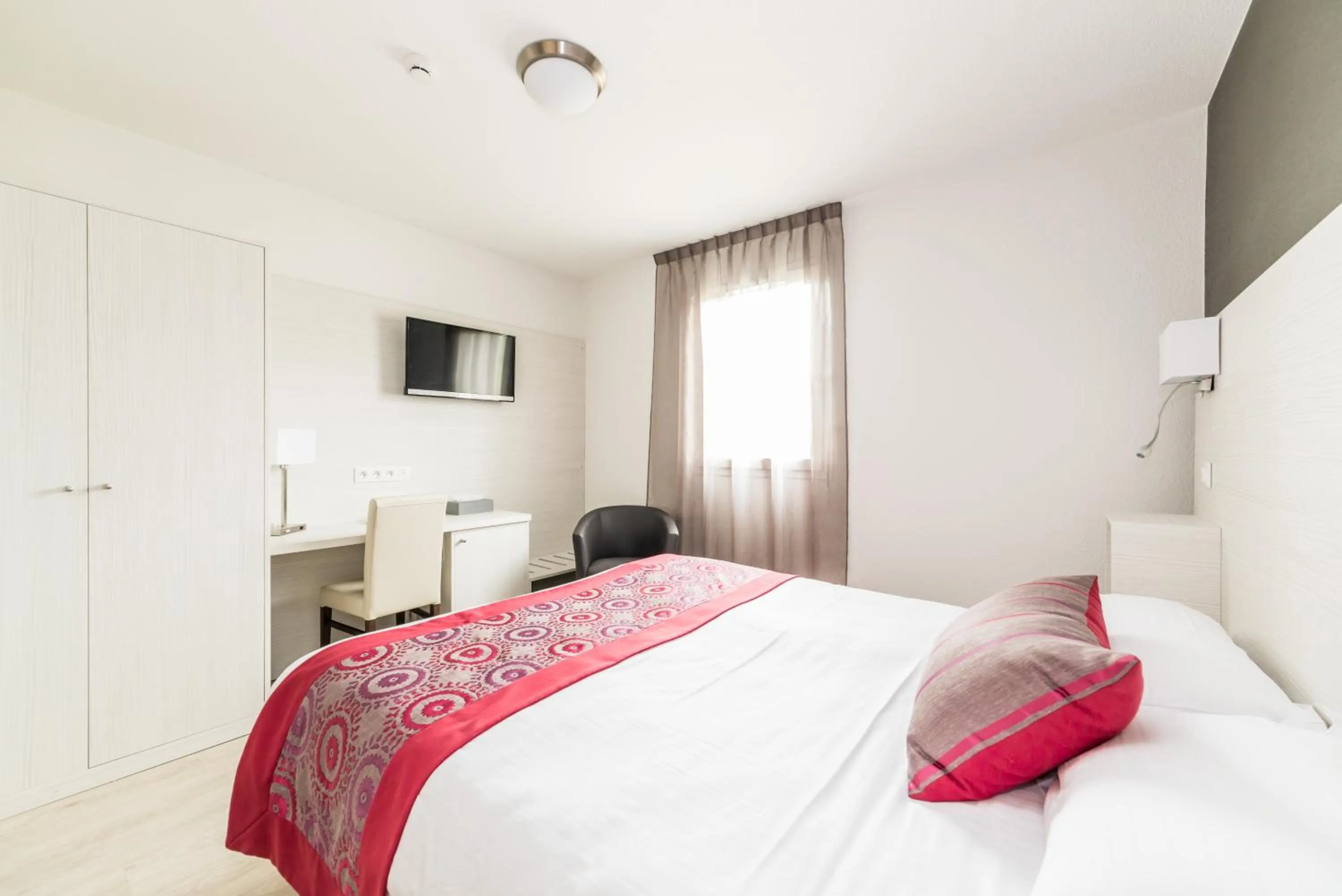 Bedroom, Bed in The Originals Boutique, Hôtel Les Quatre Salines, Le Mont Saint-Michel Sud