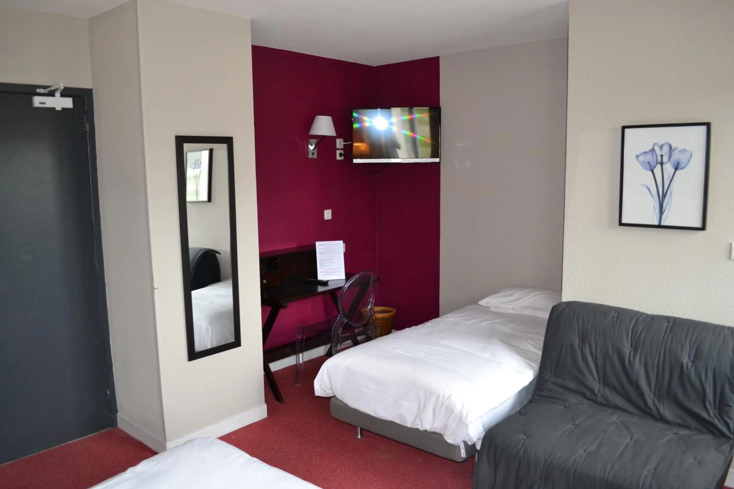 Photo of the whole room, Bed in The Originals Boutique, Hôtel Les Quatre Salines, Le Mont Saint-Michel Sud