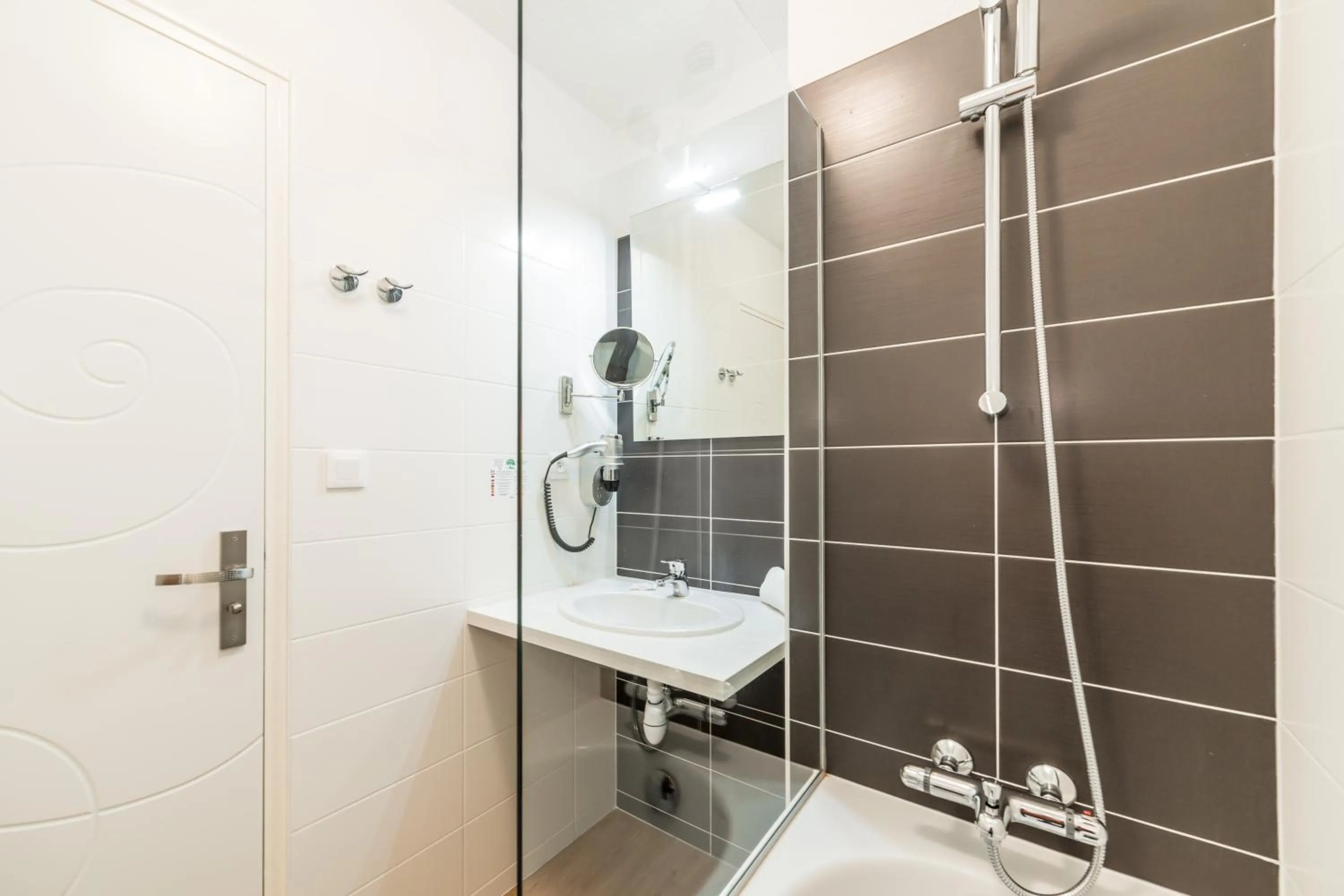 Bathroom in The Originals Boutique, Hôtel Les Quatre Salines, Le Mont Saint-Michel Sud