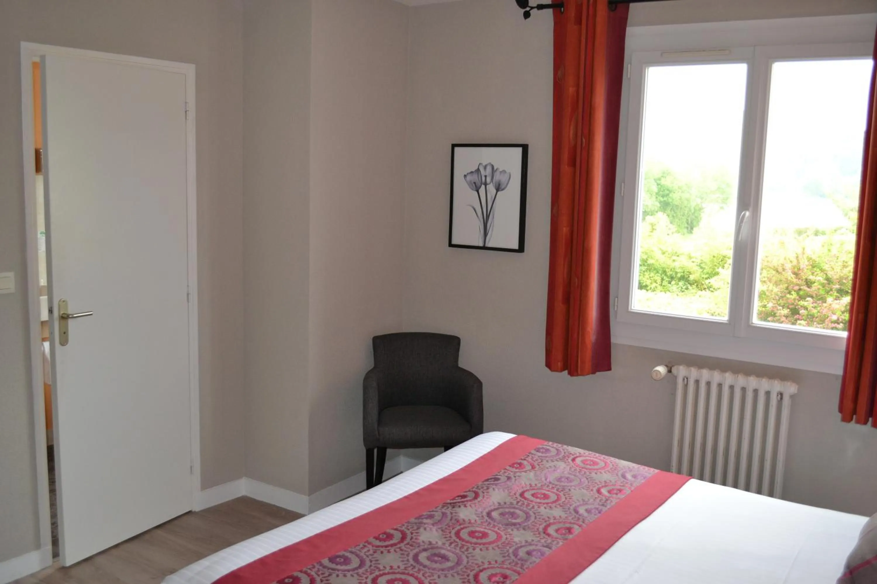 Bedroom, Bed in The Originals Boutique, Hôtel Les Quatre Salines, Le Mont Saint-Michel Sud