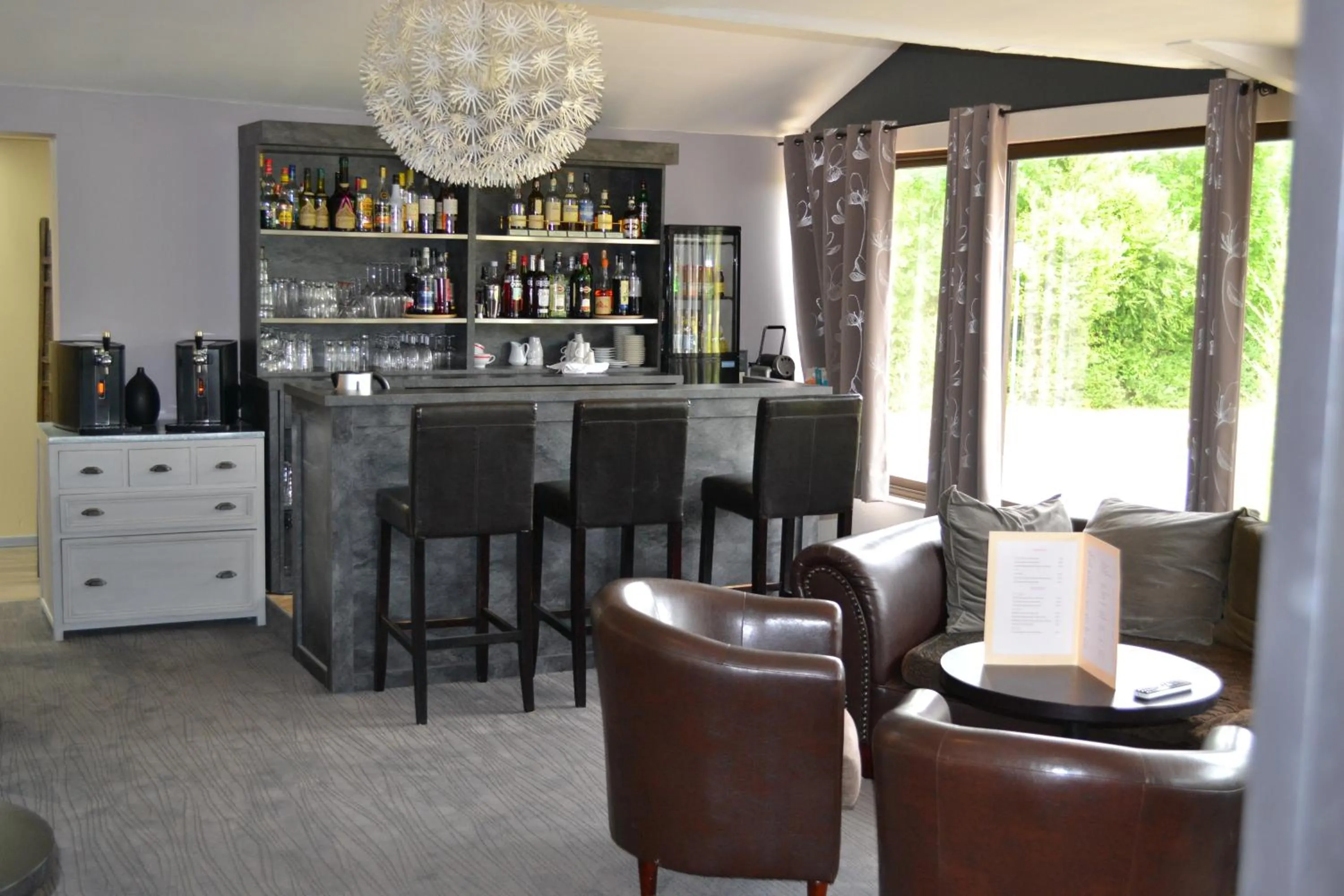 Living room in The Originals Boutique, Hôtel Les Quatre Salines, Le Mont Saint-Michel Sud