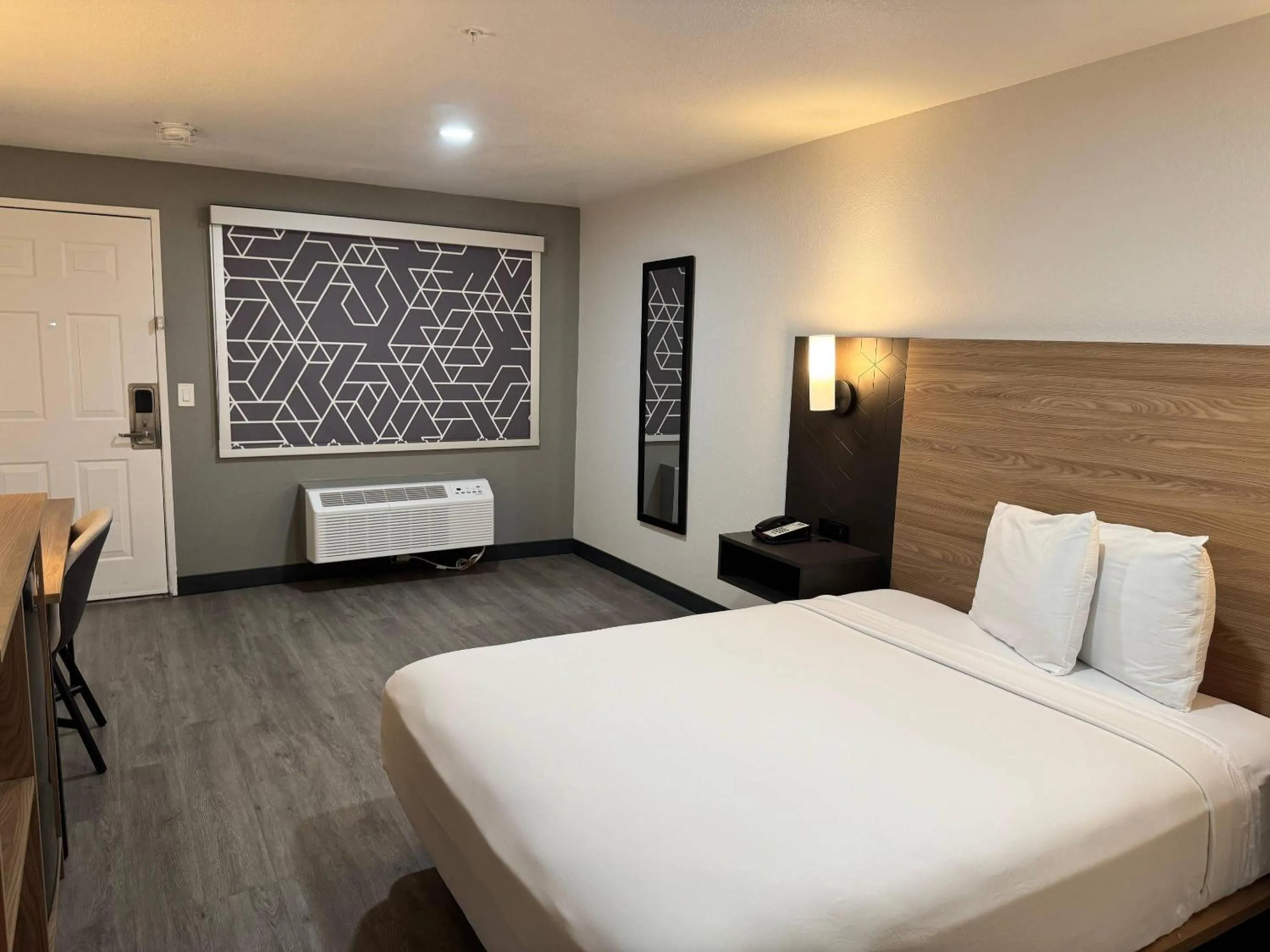Bedroom, Bed in Rodeway Inn & Suites Thousand Palms - Rancho Mirage