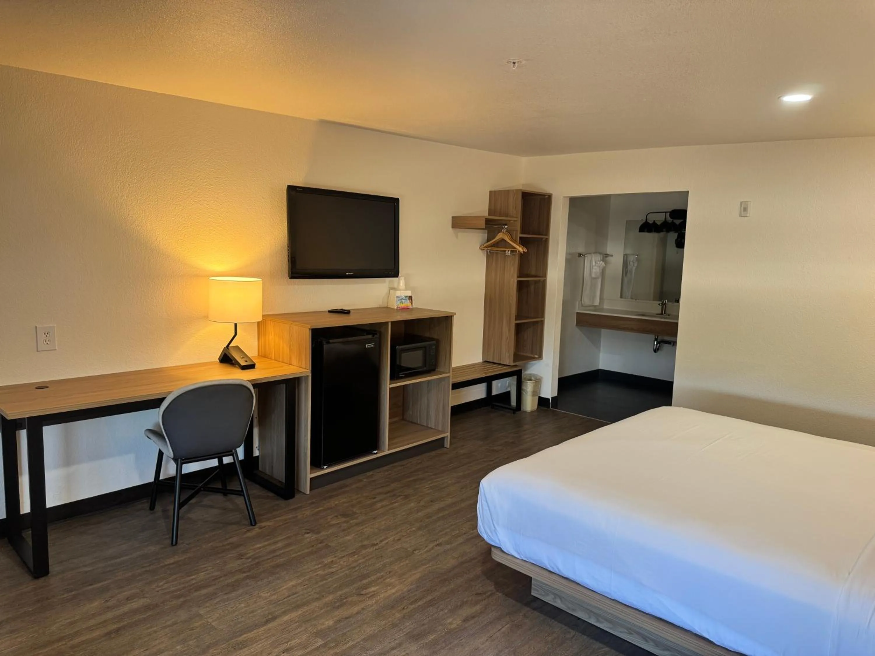 Bed in Rodeway Inn & Suites Thousand Palms - Rancho Mirage