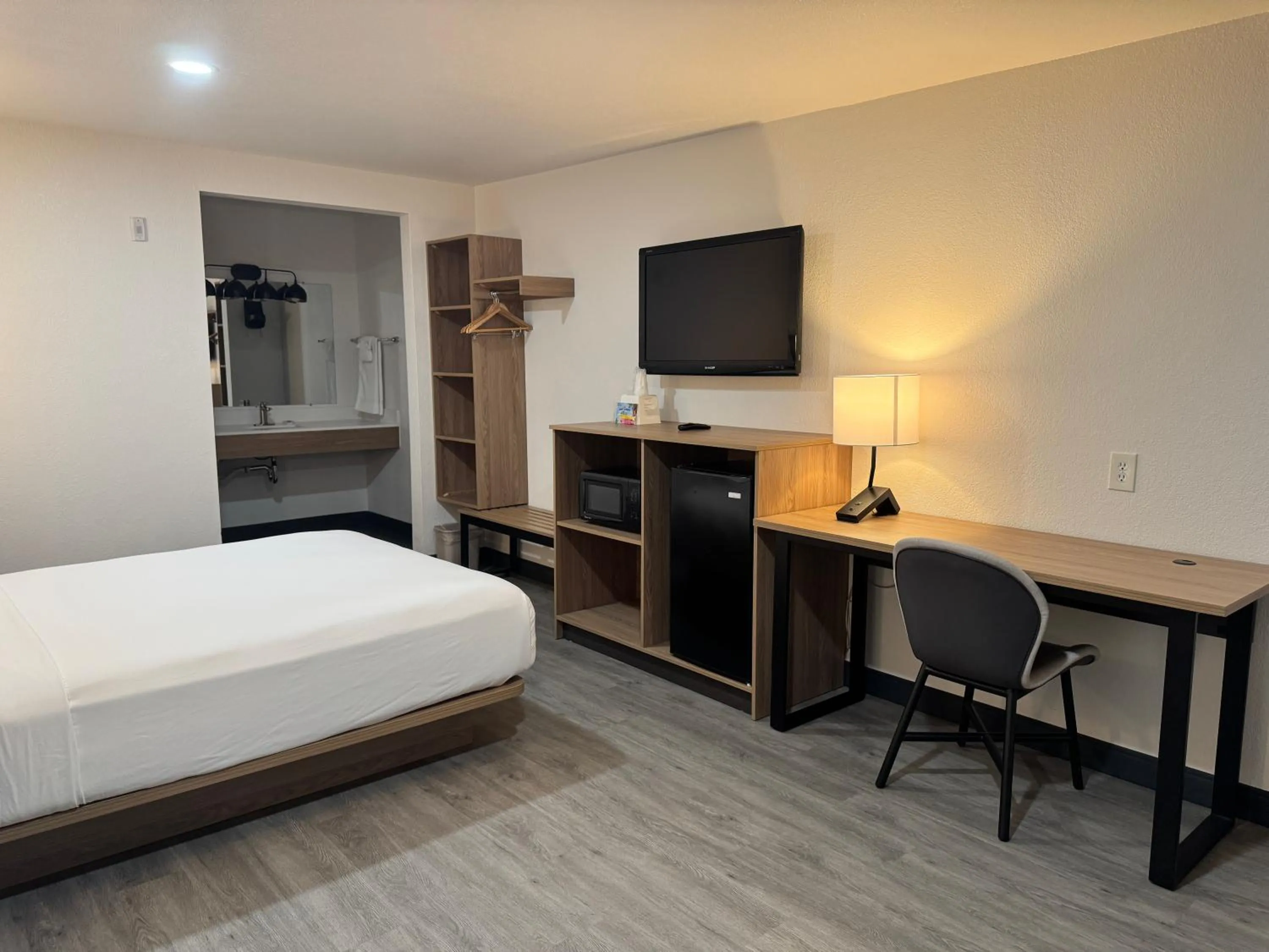 Bed in Rodeway Inn & Suites Thousand Palms - Rancho Mirage