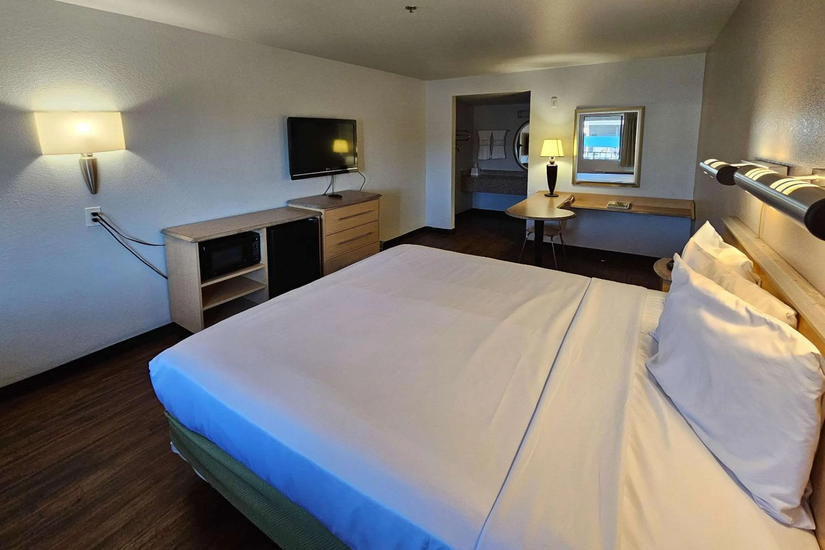 King Room with Tub - Disability Access/Non Smoking in Rodeway Inn & Suites Thousand Palms - Rancho Mirage