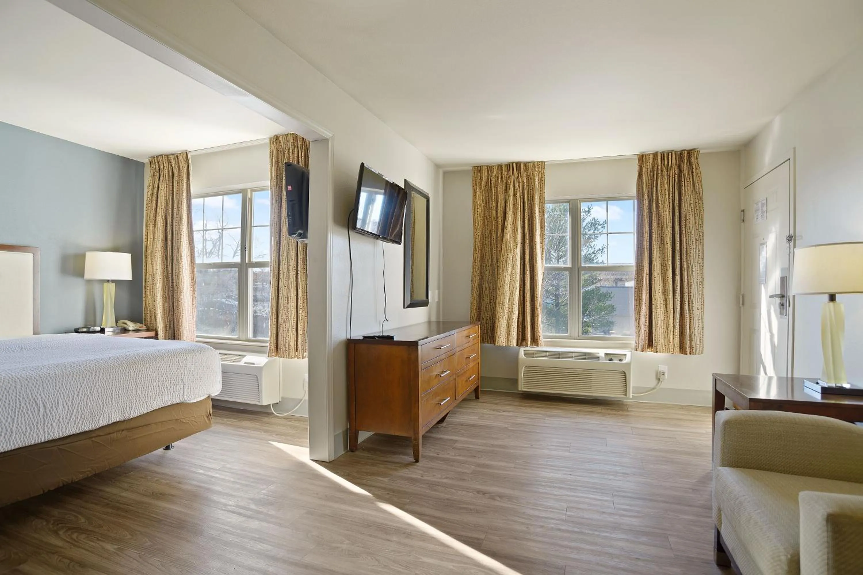 Photo of the whole room, Bed in Extended Stay America Suites - Kansas City - Lenexa - 87th St