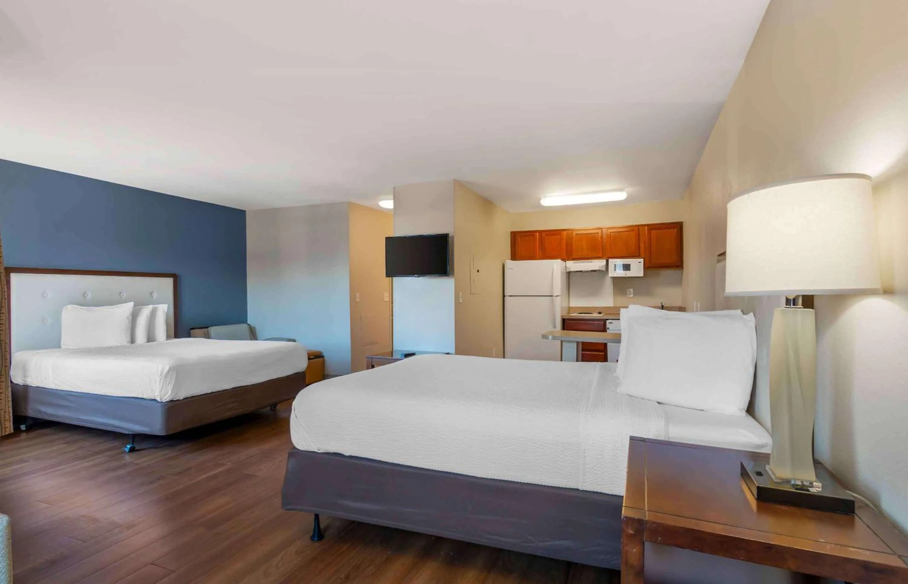 Bedroom, Bed in Extended Stay America Suites - Kansas City - Lenexa - 87th St