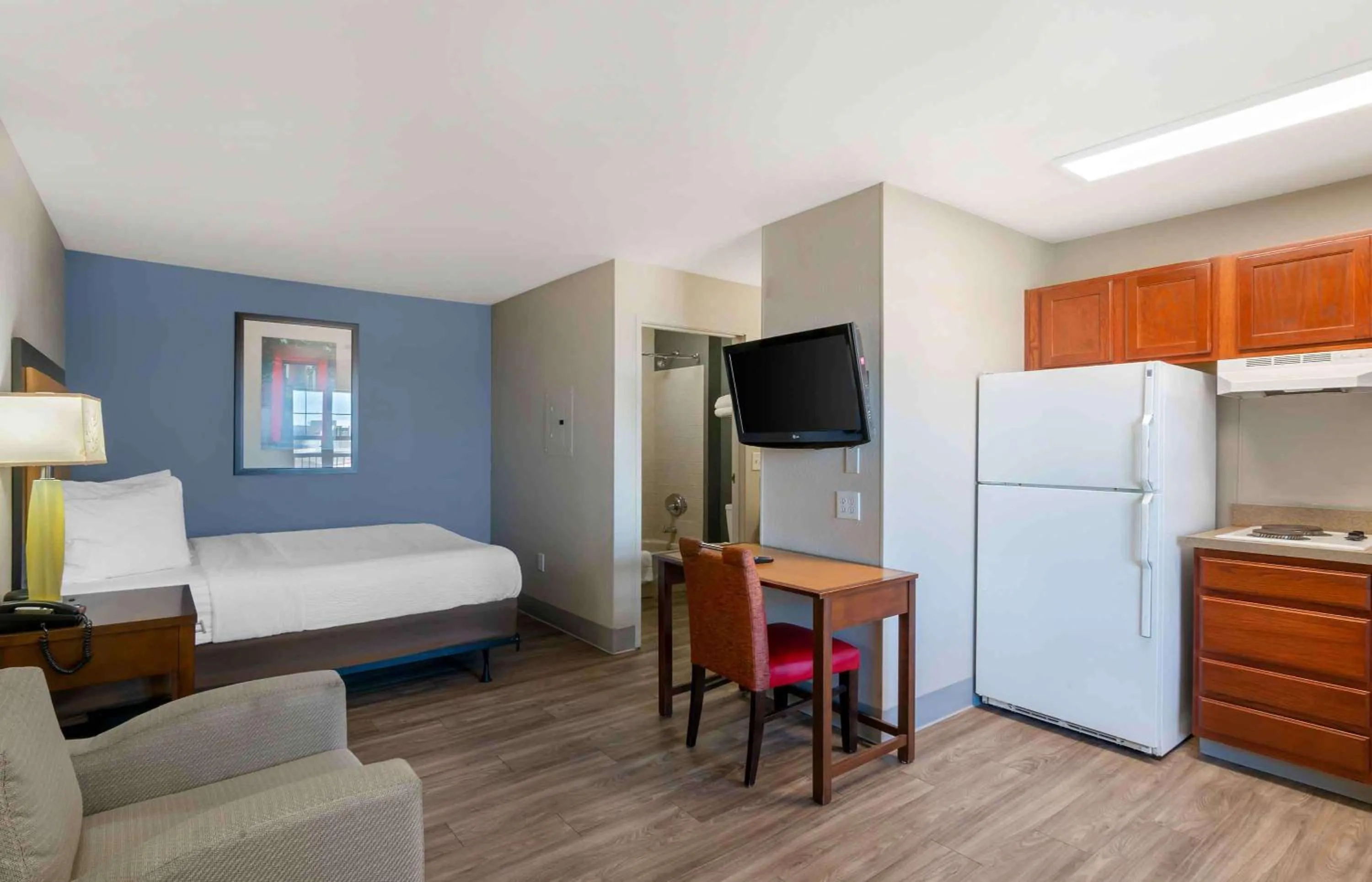 Bedroom, Bed in Extended Stay America Suites - Kansas City - Lenexa - 87th St