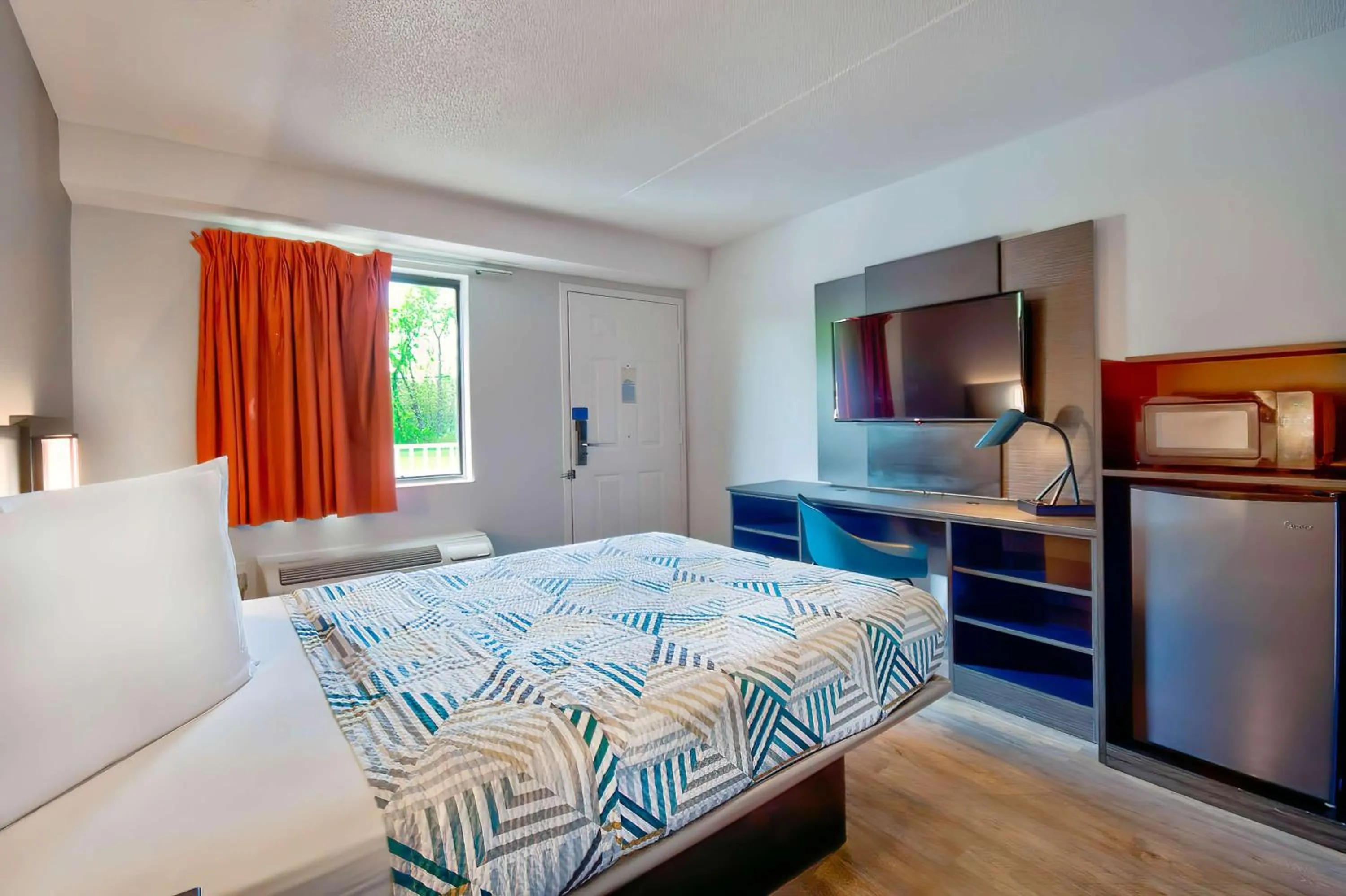 TV and multimedia, Bed in Motel 6-Warren, MI - Detroit East