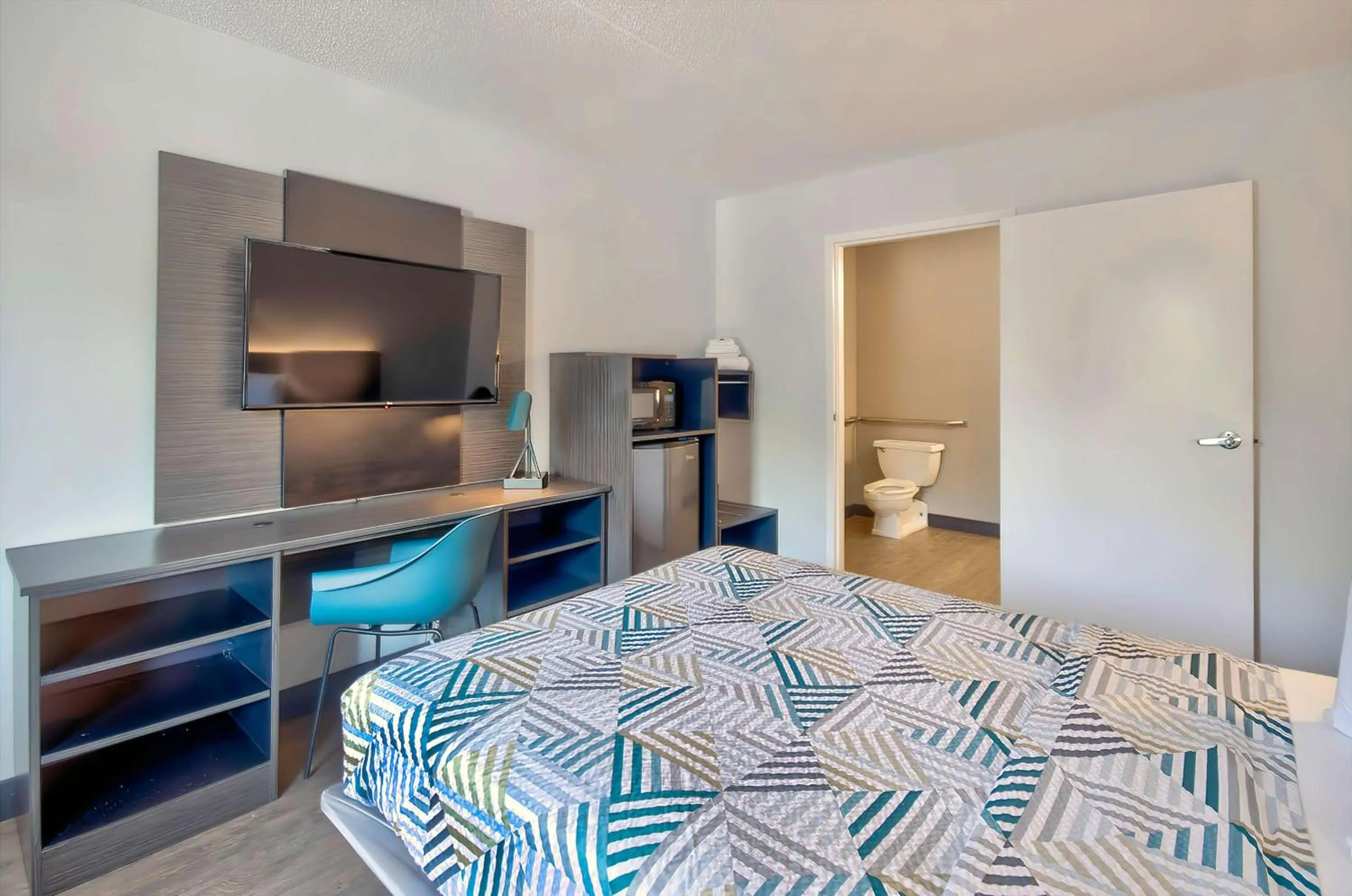 Photo of the whole room, Bed in Motel 6-Warren, MI - Detroit East