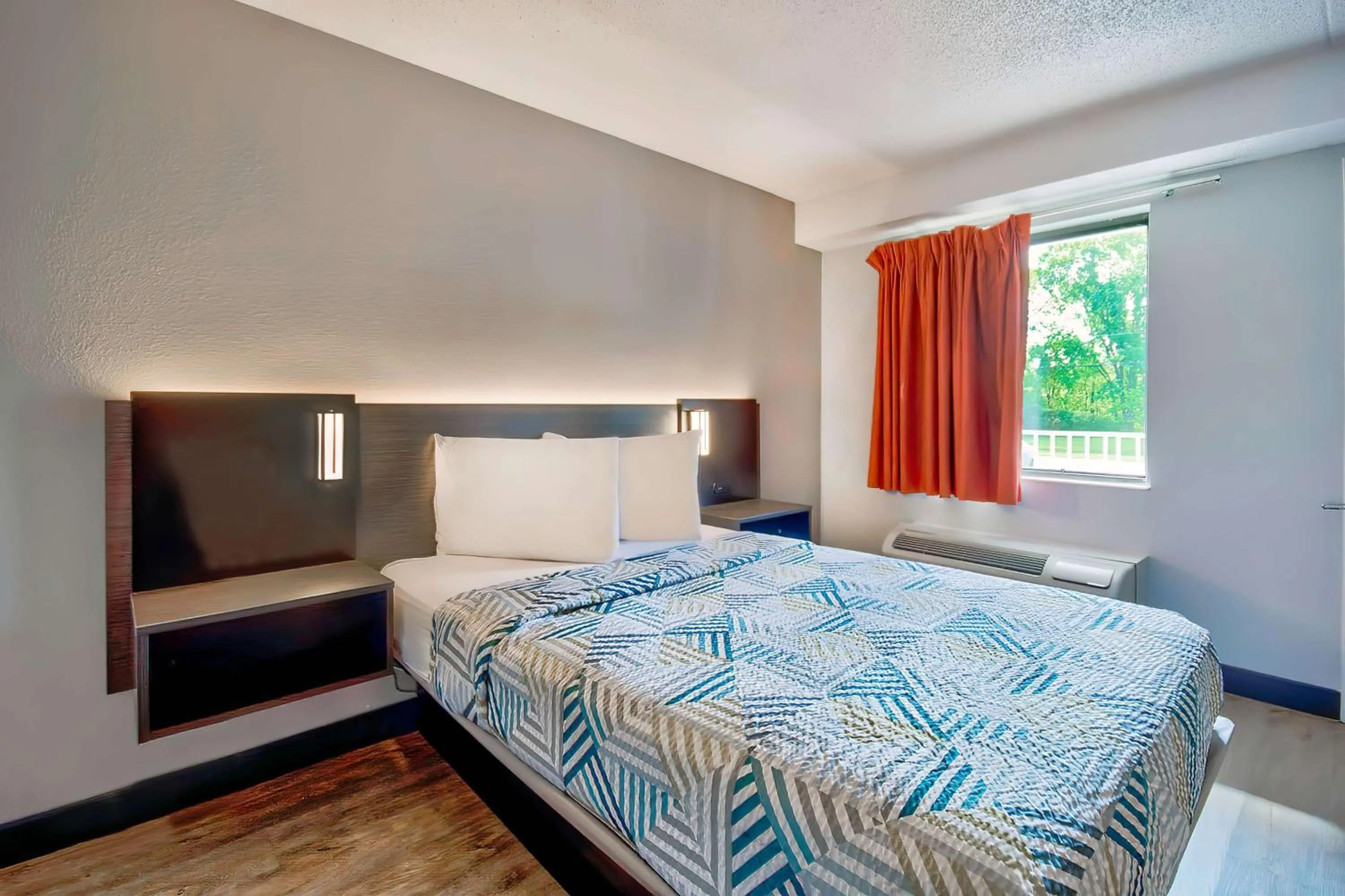 Bedroom, Bed in Motel 6-Warren, MI - Detroit East