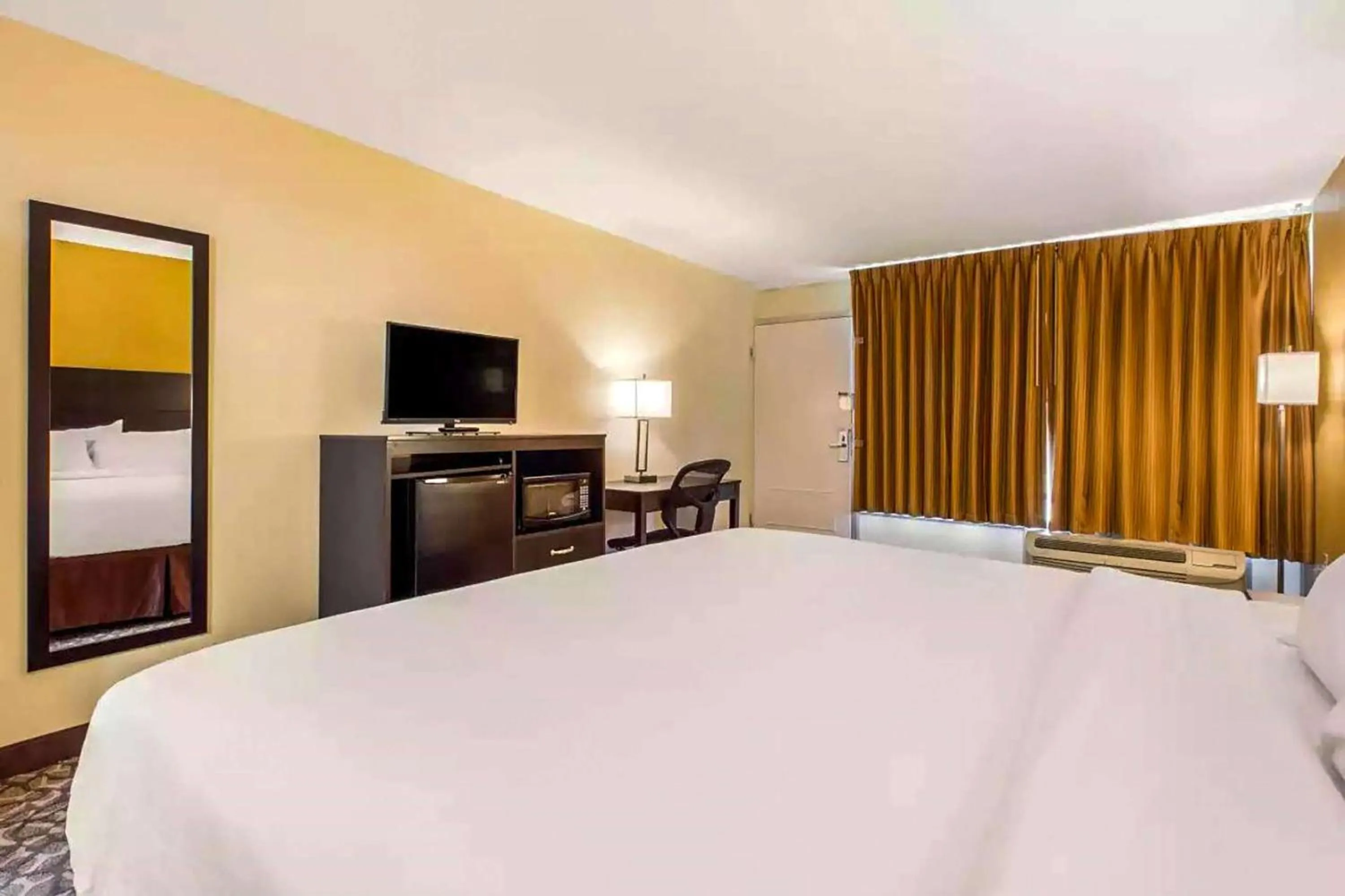 Photo of the whole room, Bed in Ramada by Wyndham Santee I-95