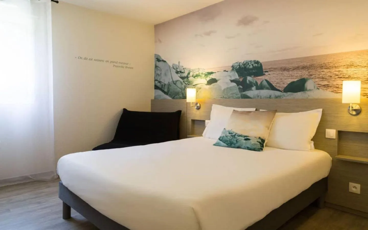 Bed in Logis Hotel Restaurant Au Chêne Vert, Saint-Brieuc