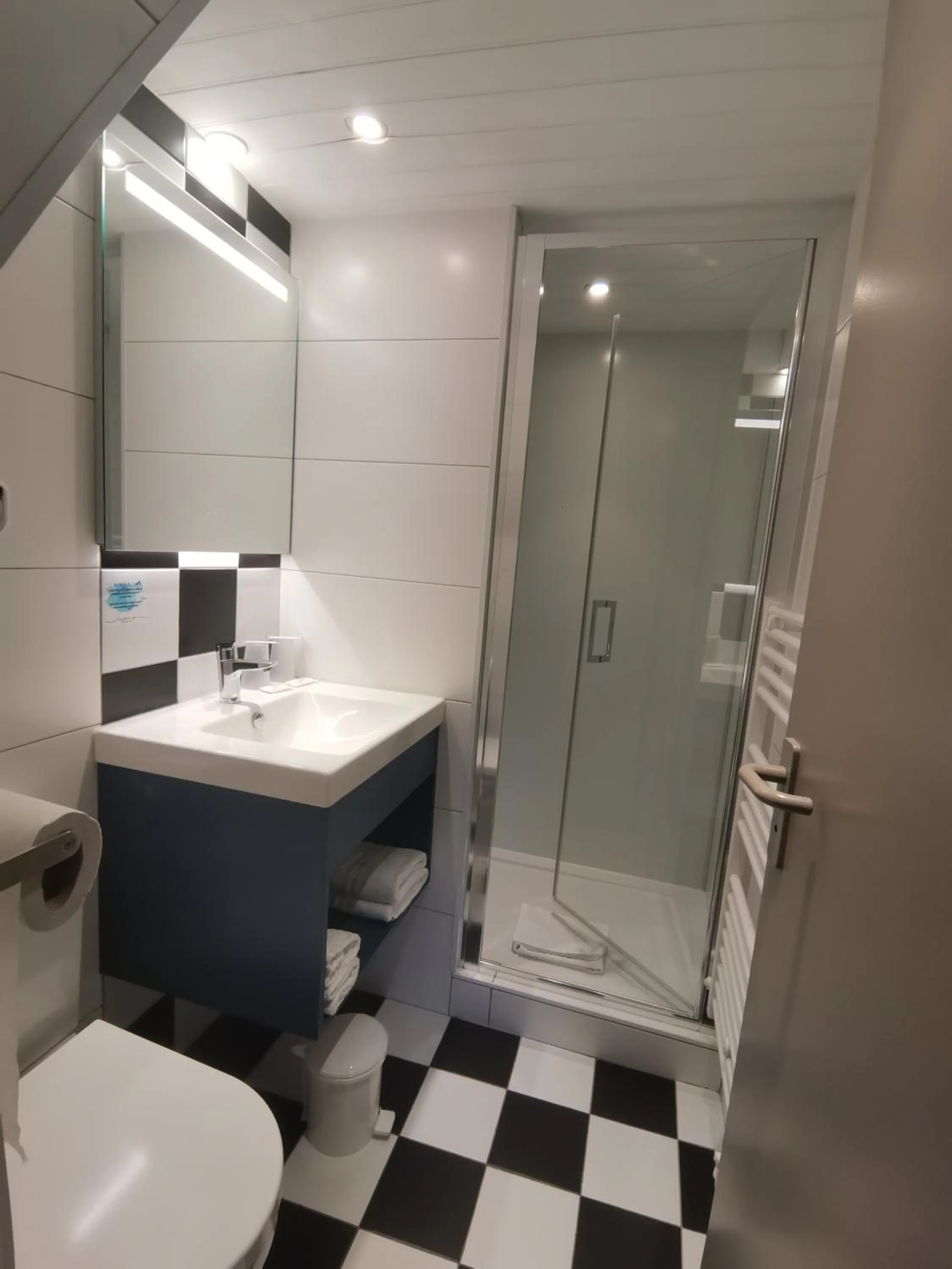 Bathroom in Logis Hotel Restaurant Au Chêne Vert, Saint-Brieuc