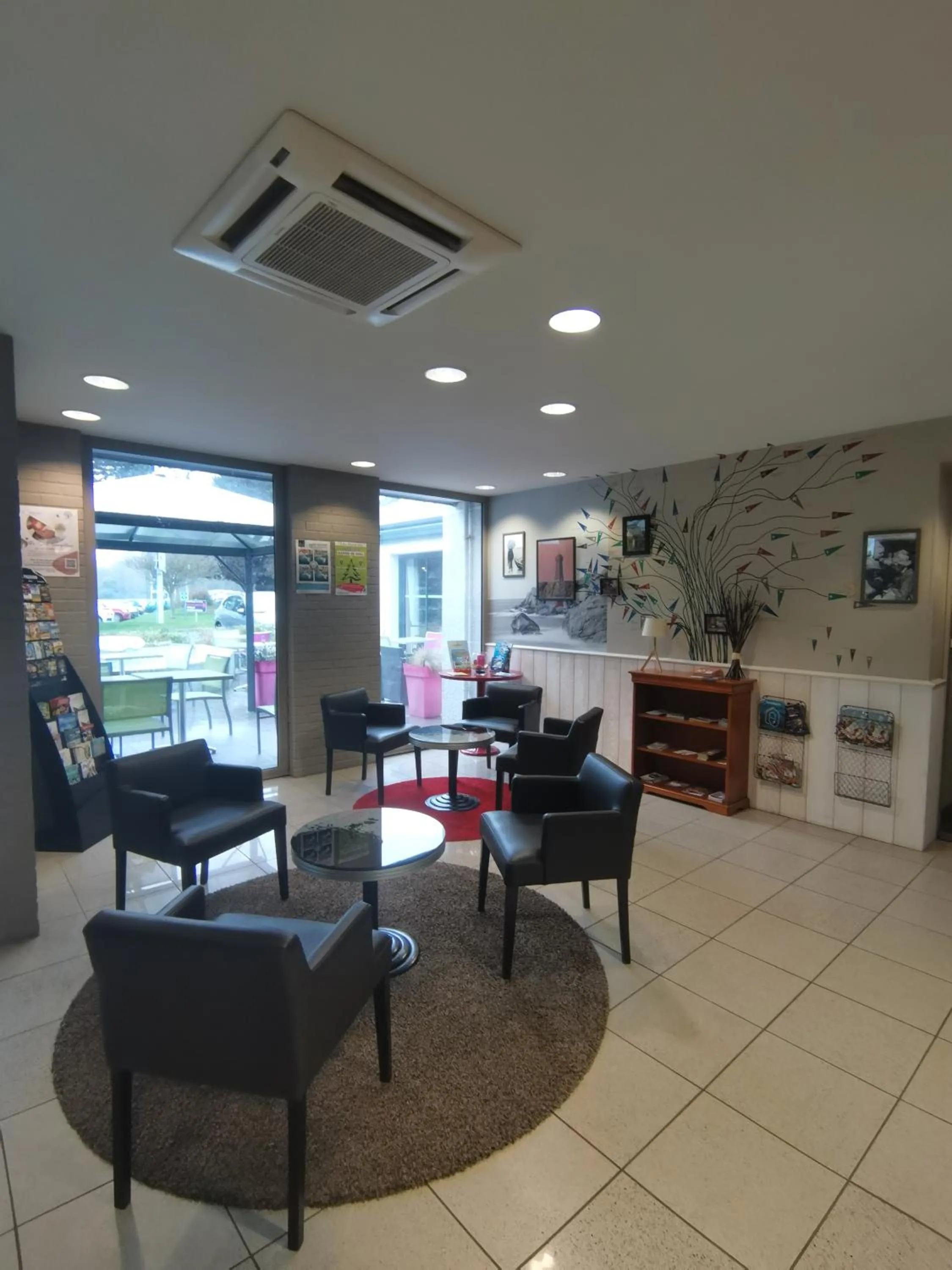 Lobby or reception in Logis Hotel Restaurant Au Chêne Vert, Saint-Brieuc