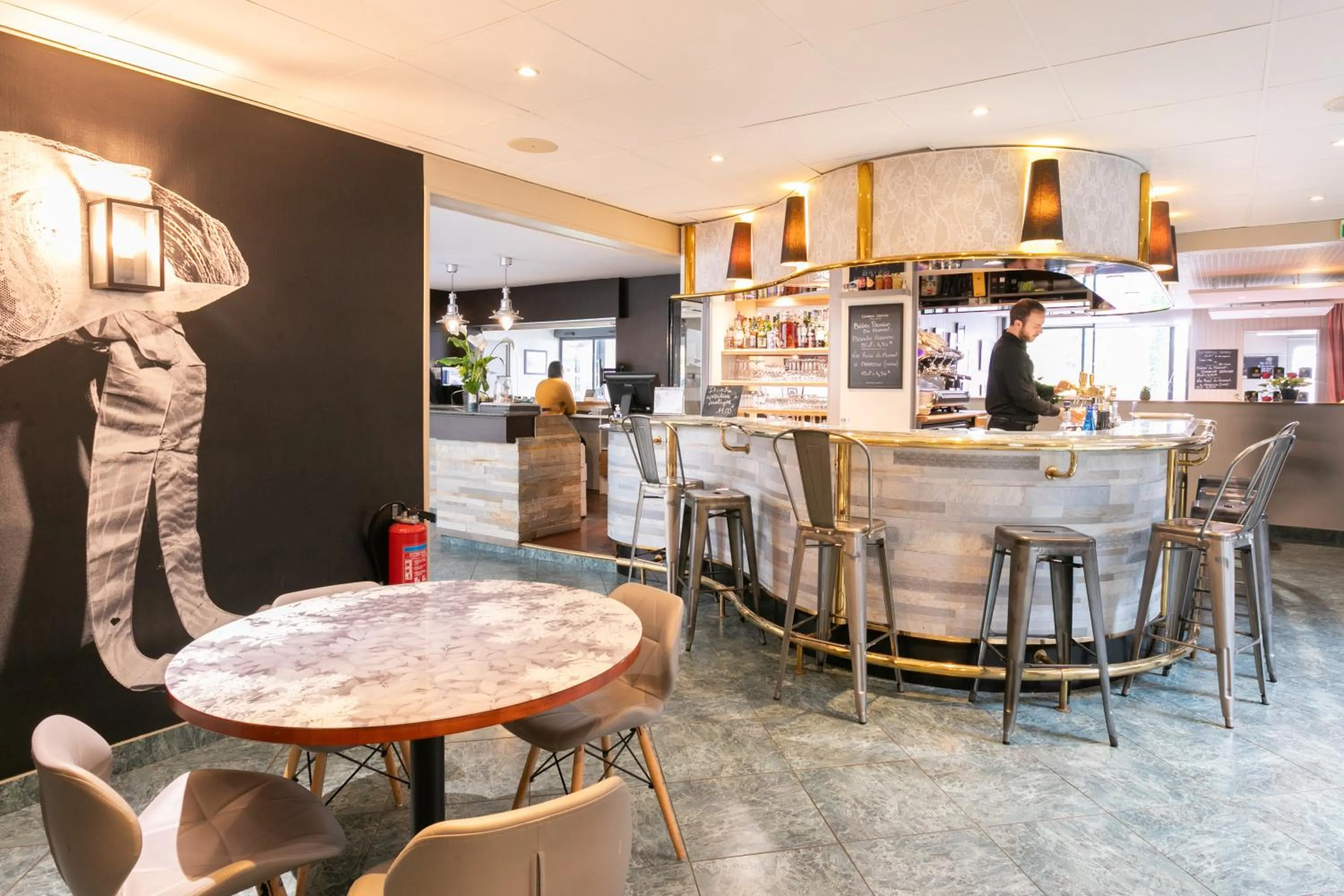 Lounge or bar in Logis Hotel Restaurant Au Chêne Vert, Saint-Brieuc