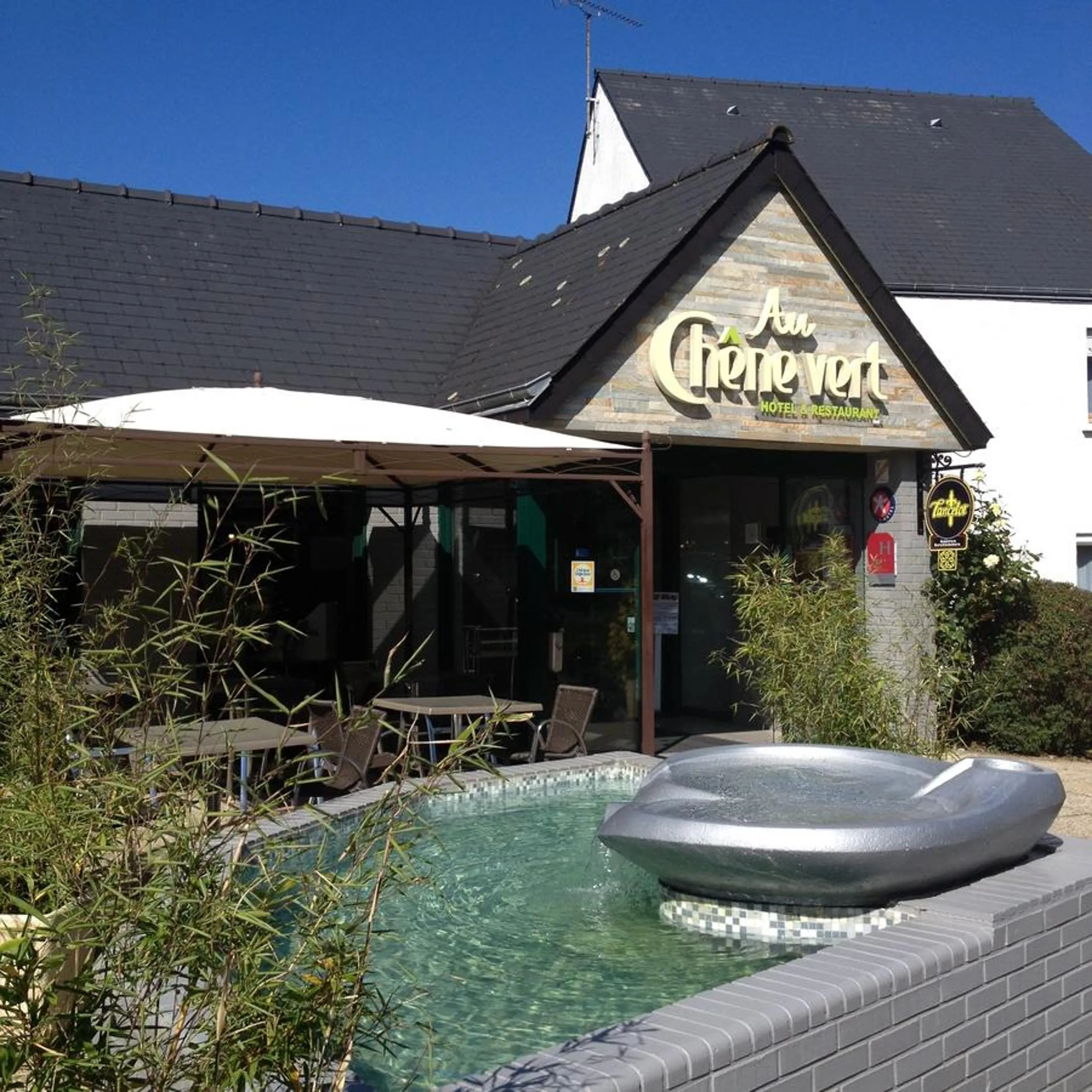 Facade/entrance in Logis Hotel Restaurant Au Chêne Vert, Saint-Brieuc