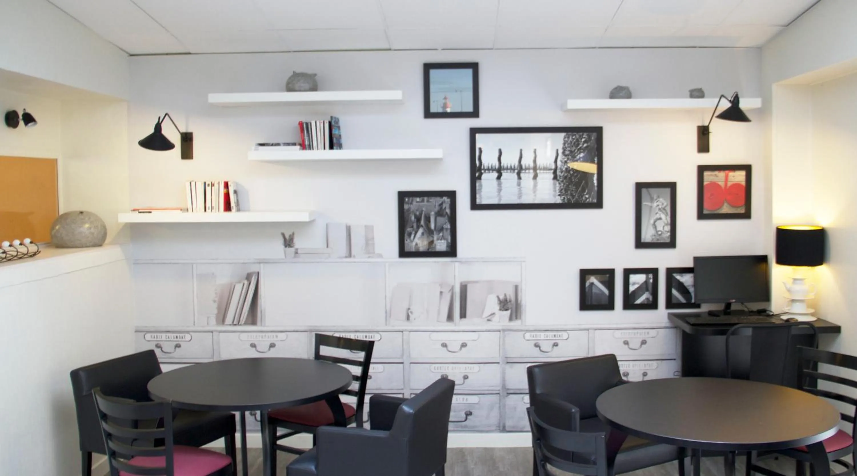 Seating area in Logis Hotel Restaurant Au Chêne Vert, Saint-Brieuc