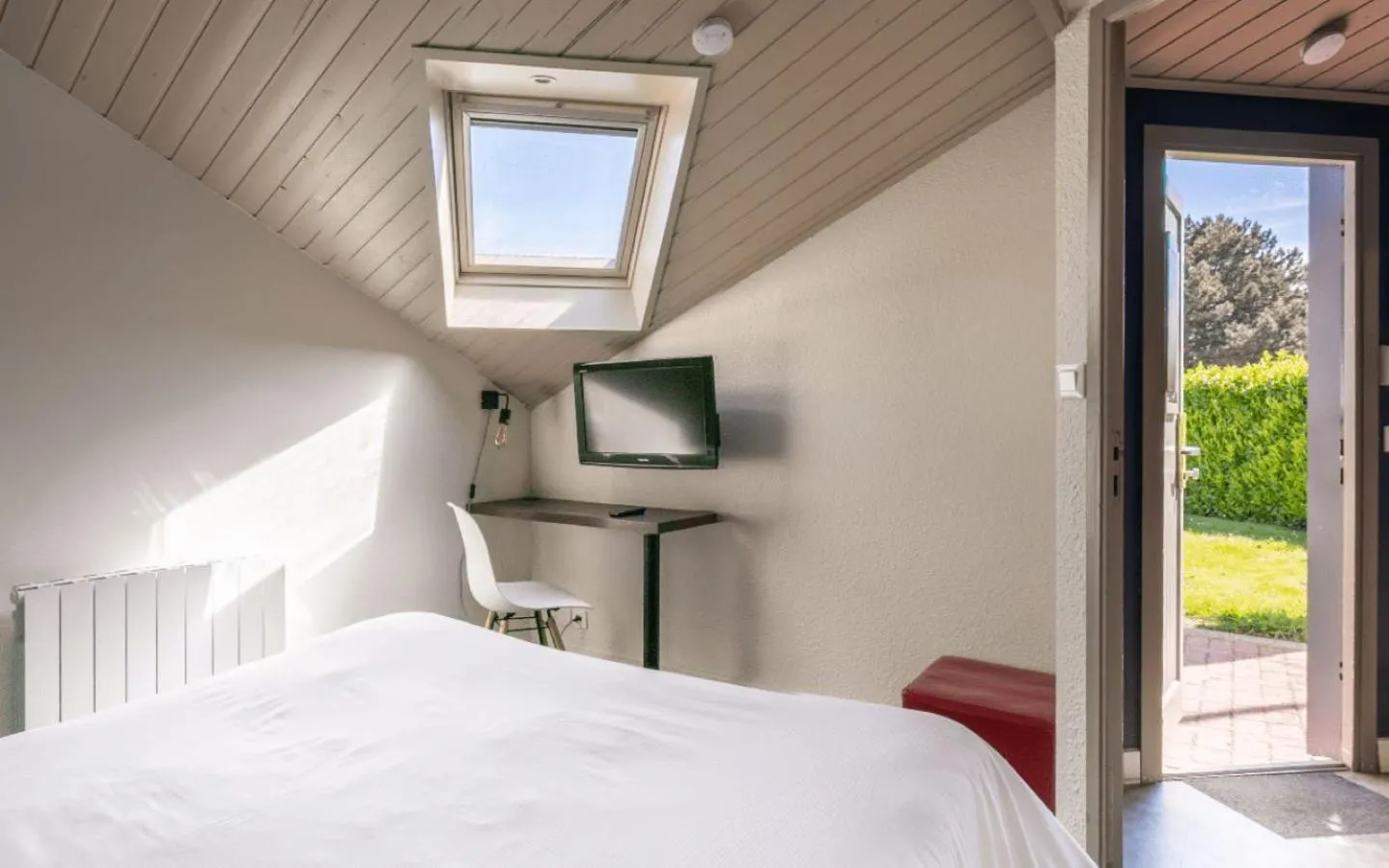 Bedroom, Bed in Logis Hotel Restaurant Au Chêne Vert, Saint-Brieuc