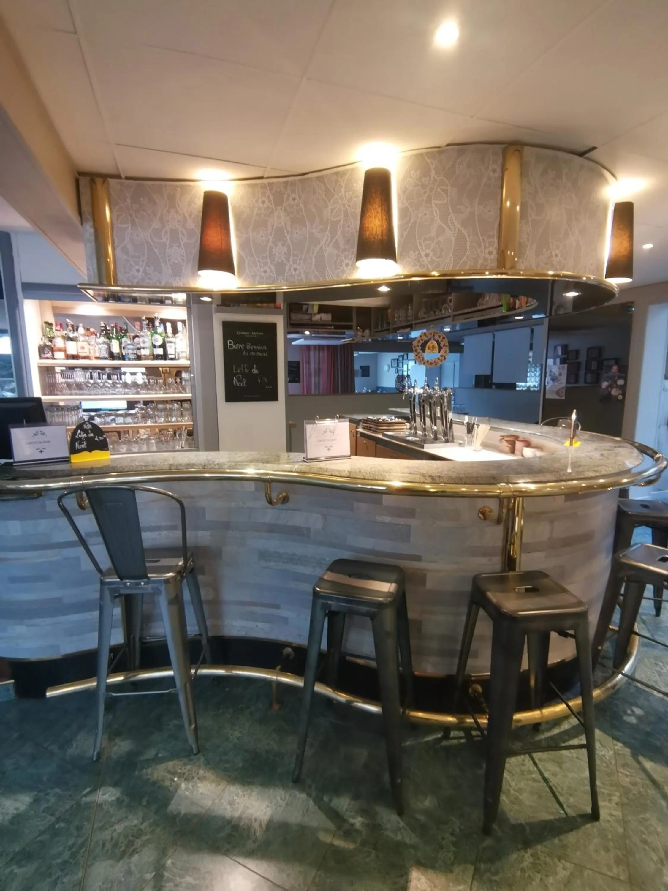Lounge or bar in Logis Hotel Restaurant Au Chêne Vert, Saint-Brieuc