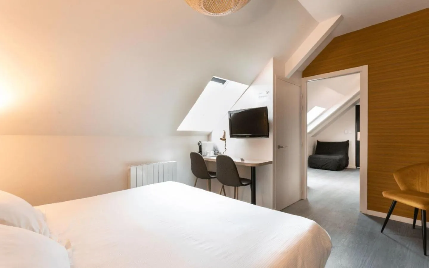 TV and multimedia, Bed in Logis Hotel Restaurant Au Chêne Vert, Saint-Brieuc